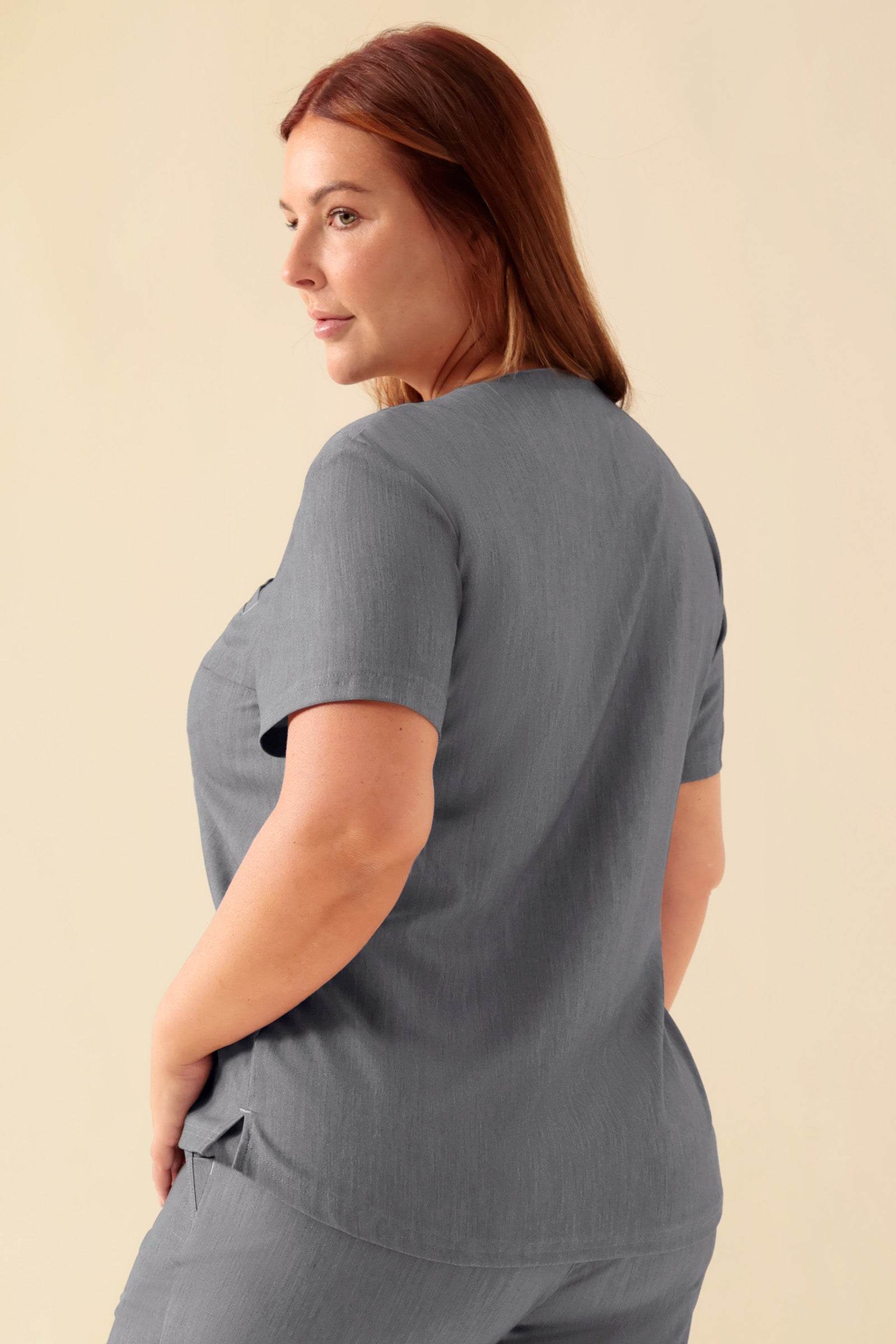 KAERE Shirt Damen - Rundhalsausschnitt grau melange, Rückansicht Das Model ist 173 cm gross und trägt Grösse XL
