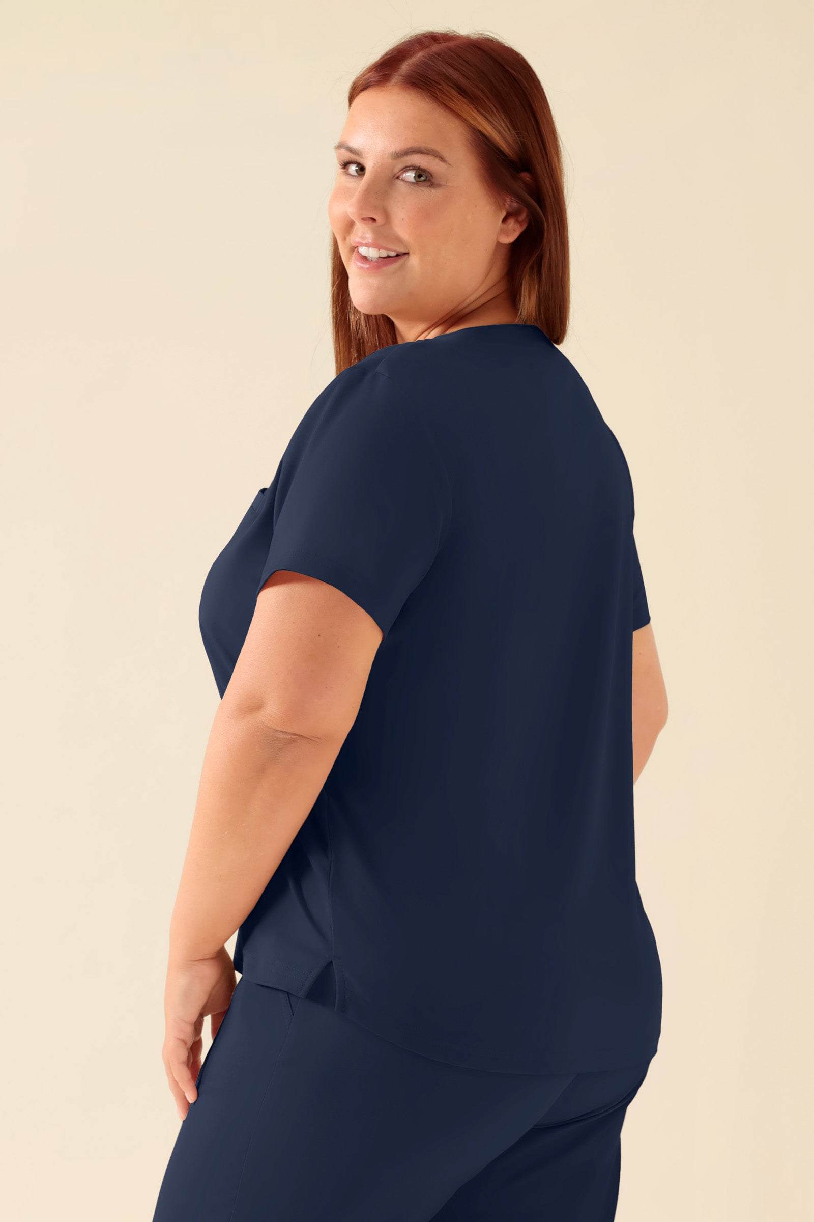 KAERE Shirt Damen - Rundhalsausschnitt navy, Rückansicht Das Model ist 173 cm gross und trägt Grösse XL