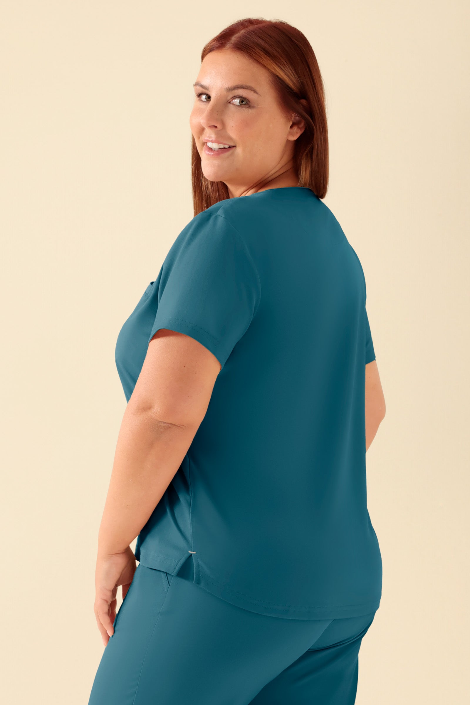 KAERE Shirt Damen - Rundhalsausschnitt petrol, Rückansicht Das Model ist 173 cm gross und trägt Grösse XL