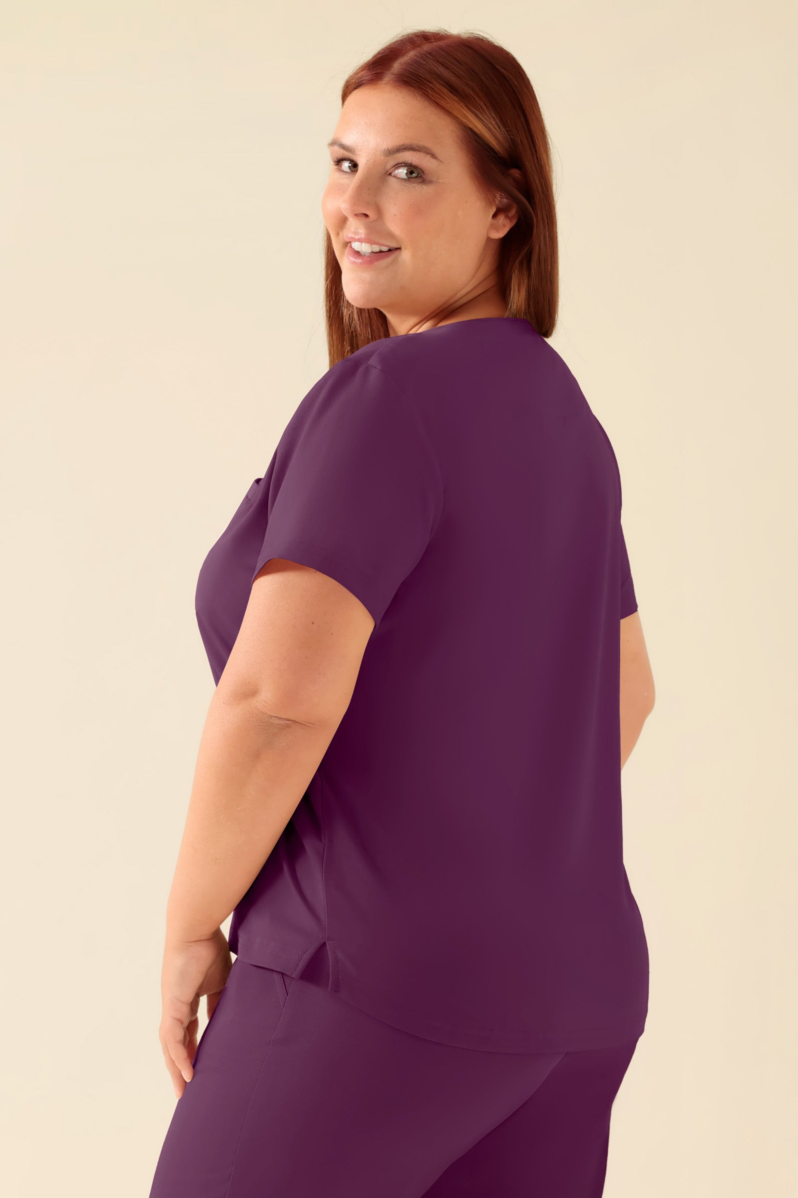 KAERE Shirt Damen - Rundhalsausschnitt pflaume, Rückansicht Das Model ist 173 cm gross und trägt Grösse XL