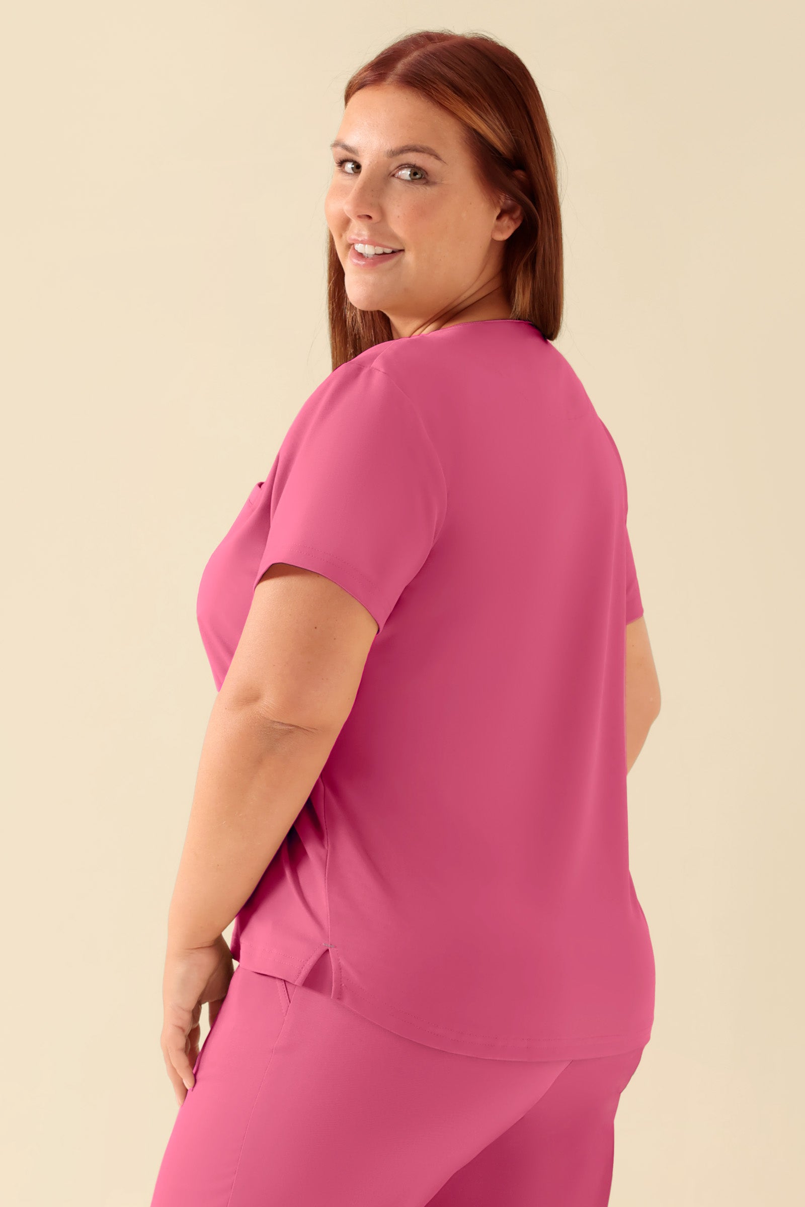KAERE Shirt Damen - Rundhalsausschnitt rosenholz, Rückansicht Das Model ist 173 cm gross und trägt Grösse XL