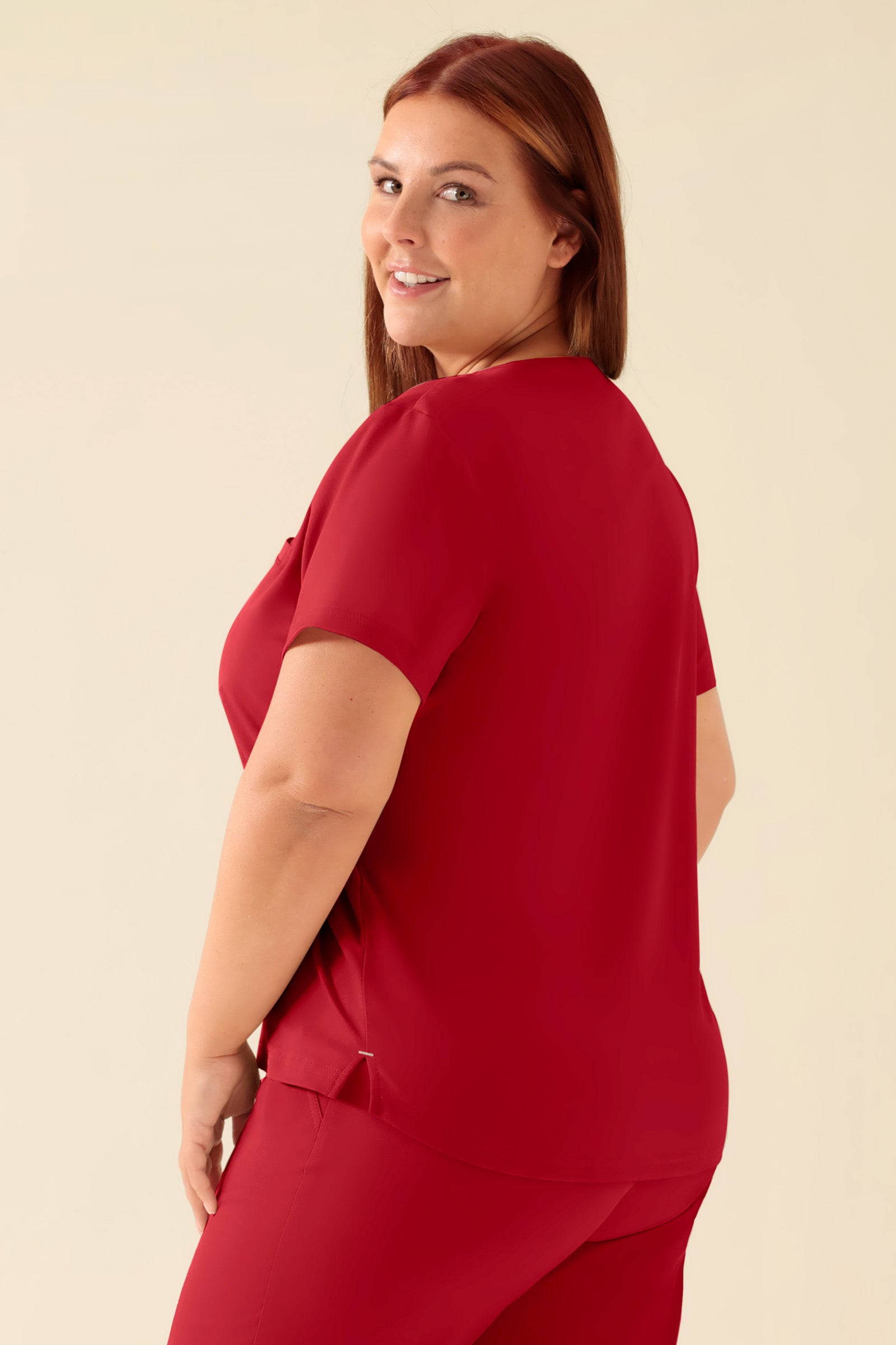 KAERE Shirt Damen - Rundhalsausschnitt rot, Rückansicht Das Model ist 173 cm gross und trägt Grösse XL