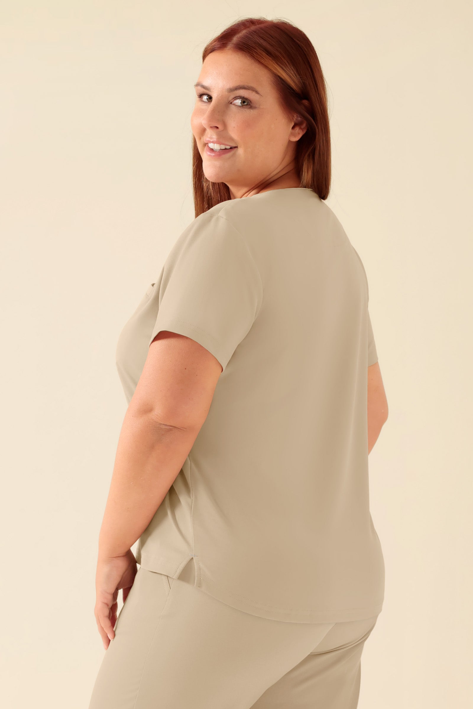 KAERE Shirt Damen - Rundhalsausschnitt sand, Rückansicht Das Model ist 173 cm gross und trägt Grösse XL