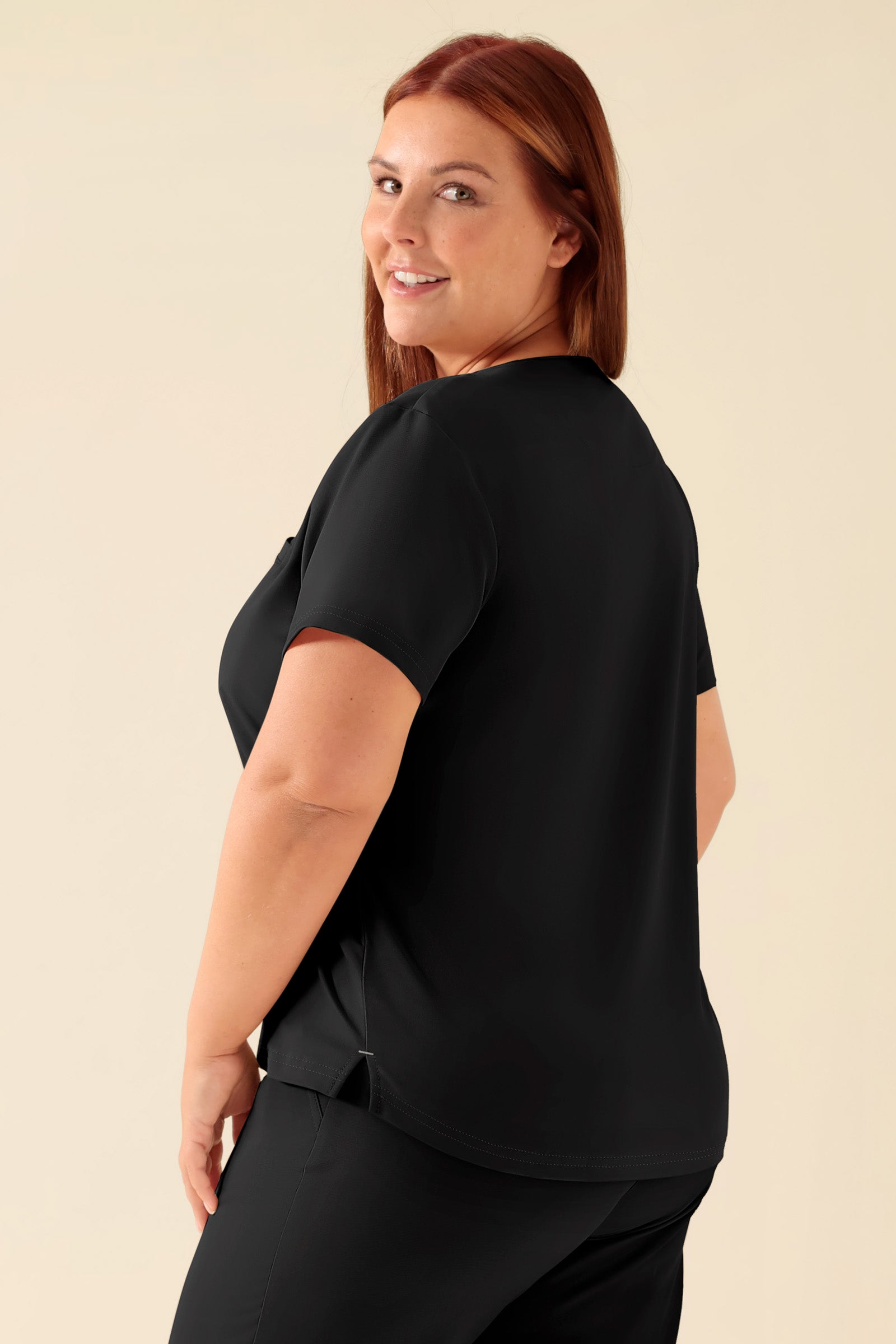 KAERE Shirt Damen - Rundhalsausschnitt schwarz, Rückansicht Das Model ist 173 cm gross und trägt Grösse XL