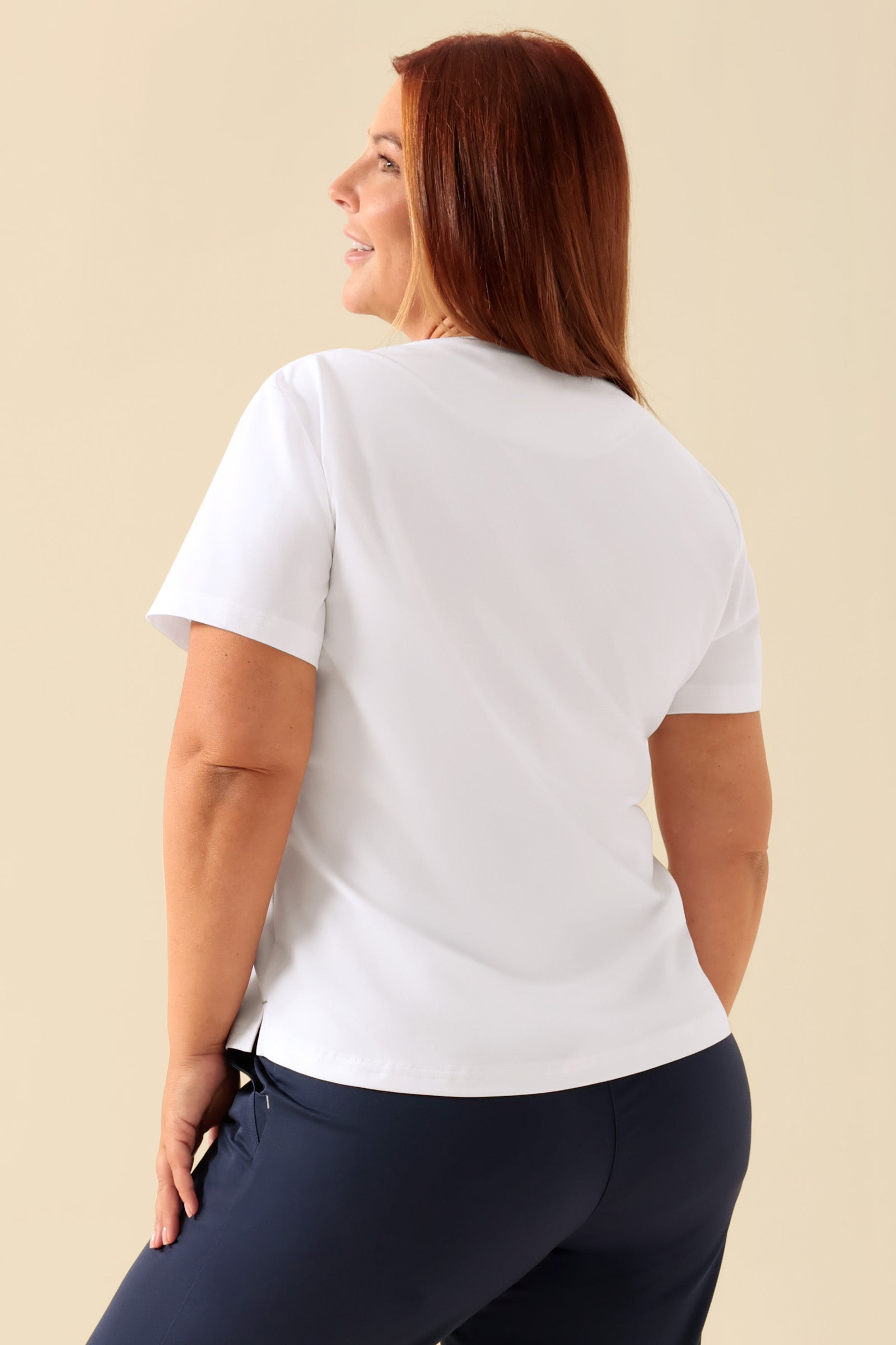 KAERE Shirt Damen - Rundhalsausschnitt weiss, Rückansicht Das Model ist 173 cm gross und trägt Grösse XL