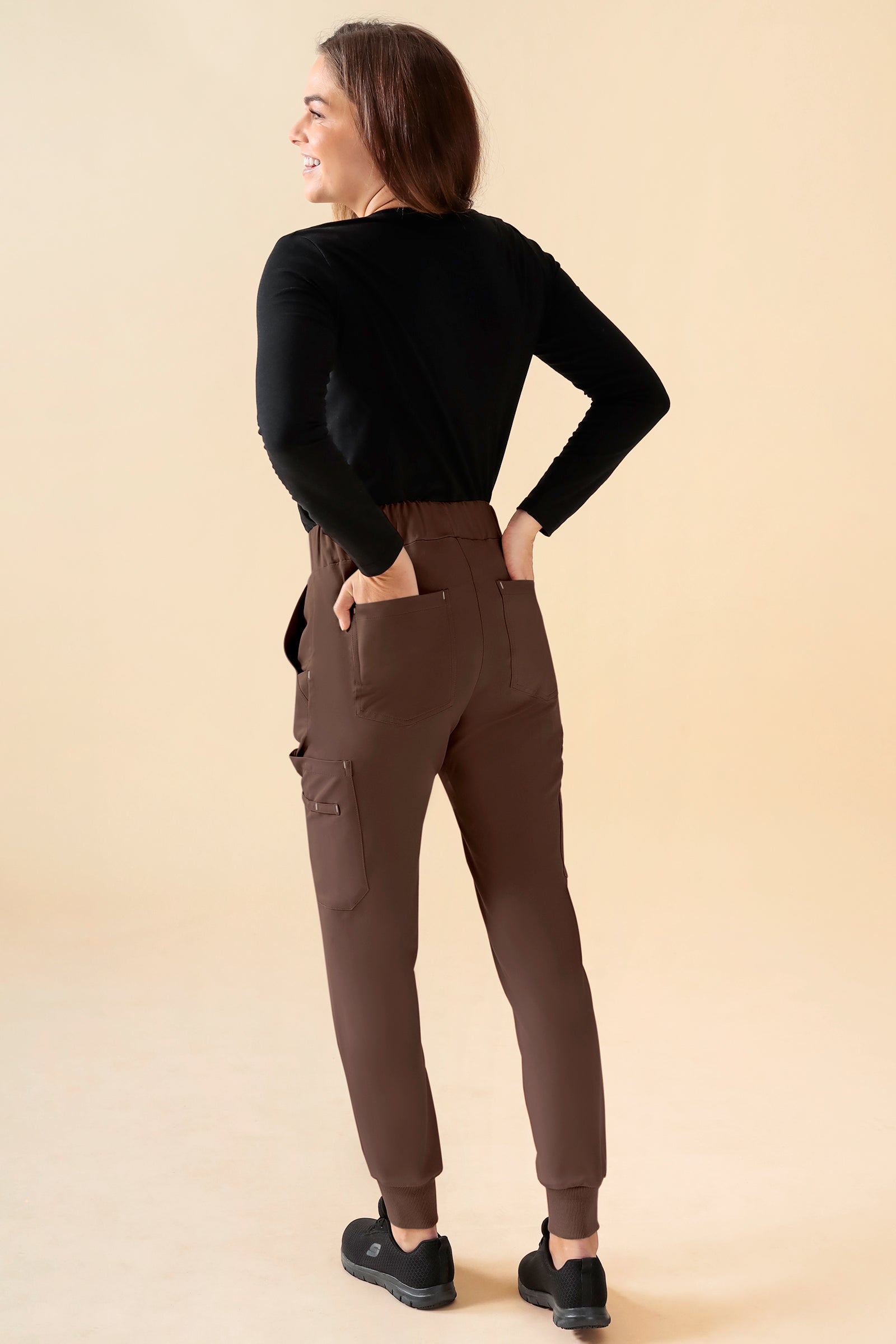 KAERE Hose Damen - Saumbündchen Kurzgr. mit Beintaschen coffee, Rückansicht