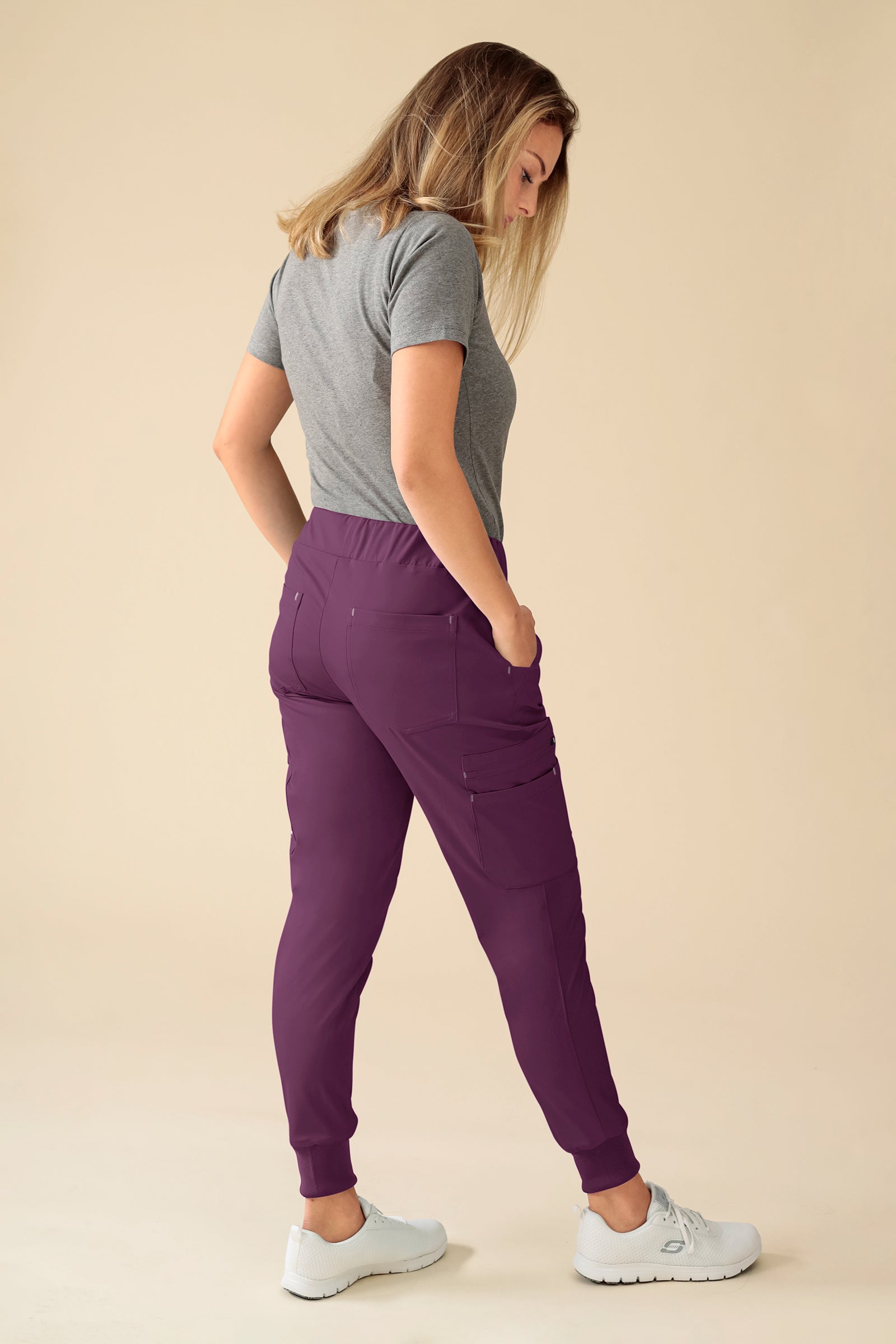 KAERE Hose Damen - Saumbündchen Kurzgr. mit Beintaschen pflaume, Rückansicht