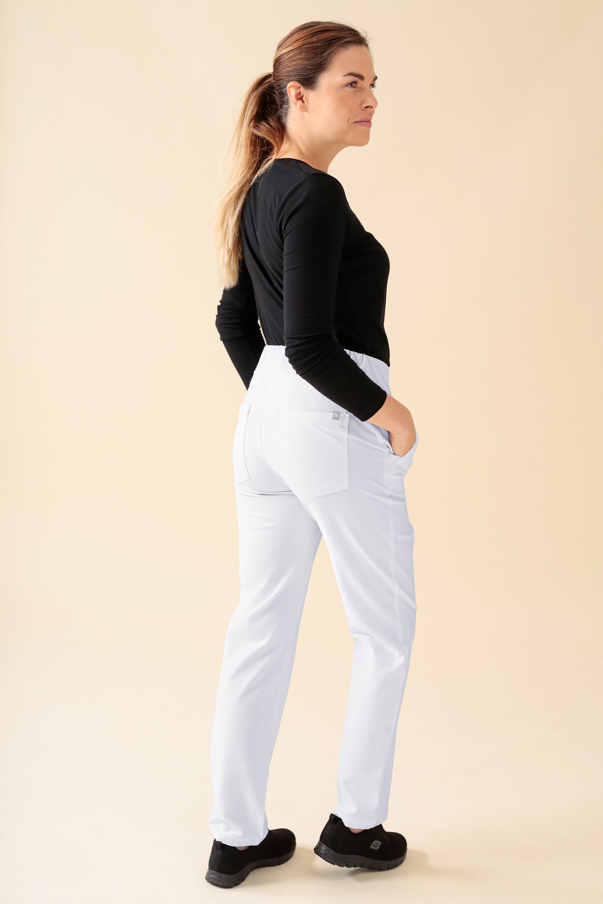 KAERE Hose Damen - gerader Saum Kurzgr. ohne Beintaschen weiss, Rückansicht