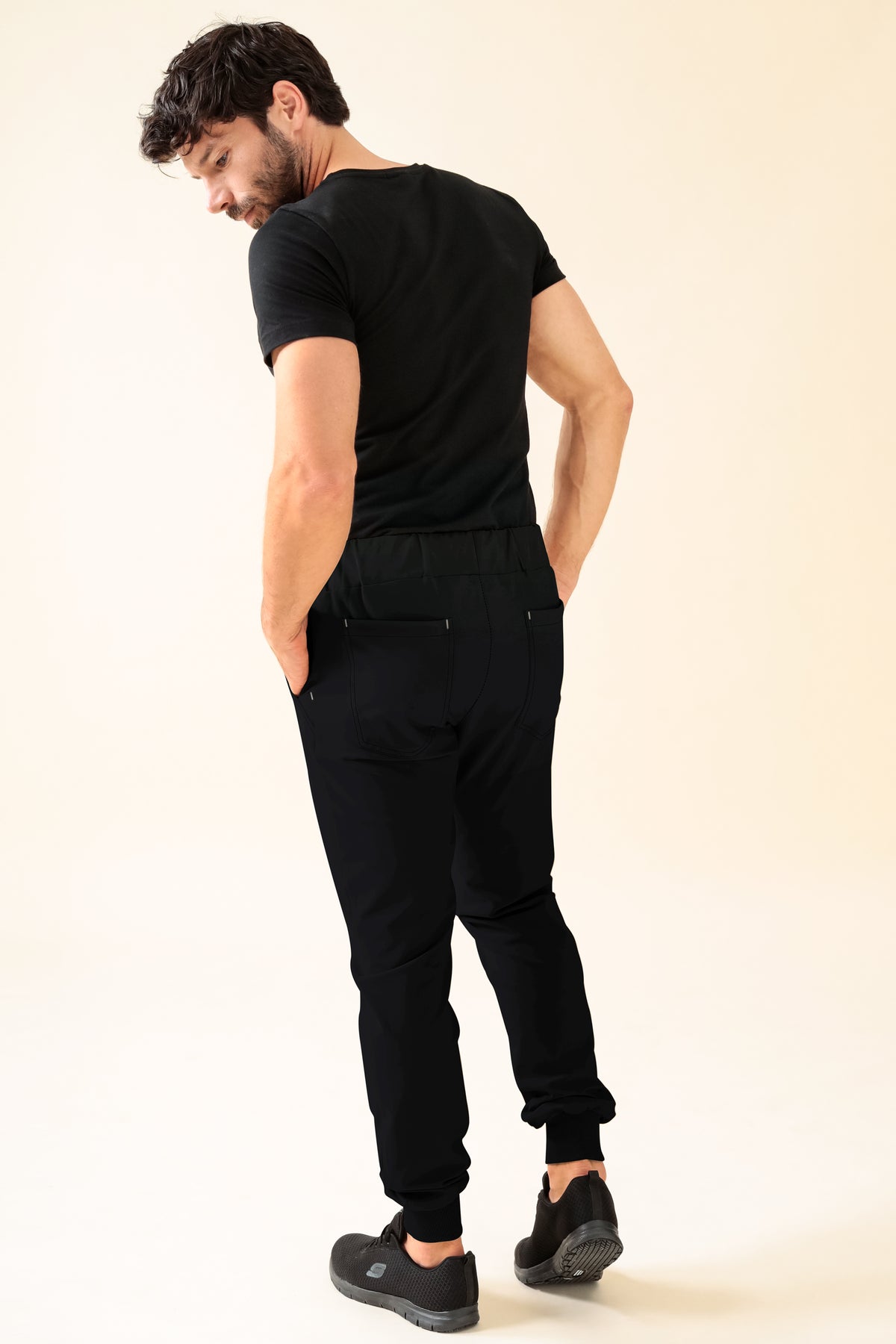 KAERE Hose Herren - Saumbündchen Kurzgr. ohne Beintaschen schwarz, Rückansicht