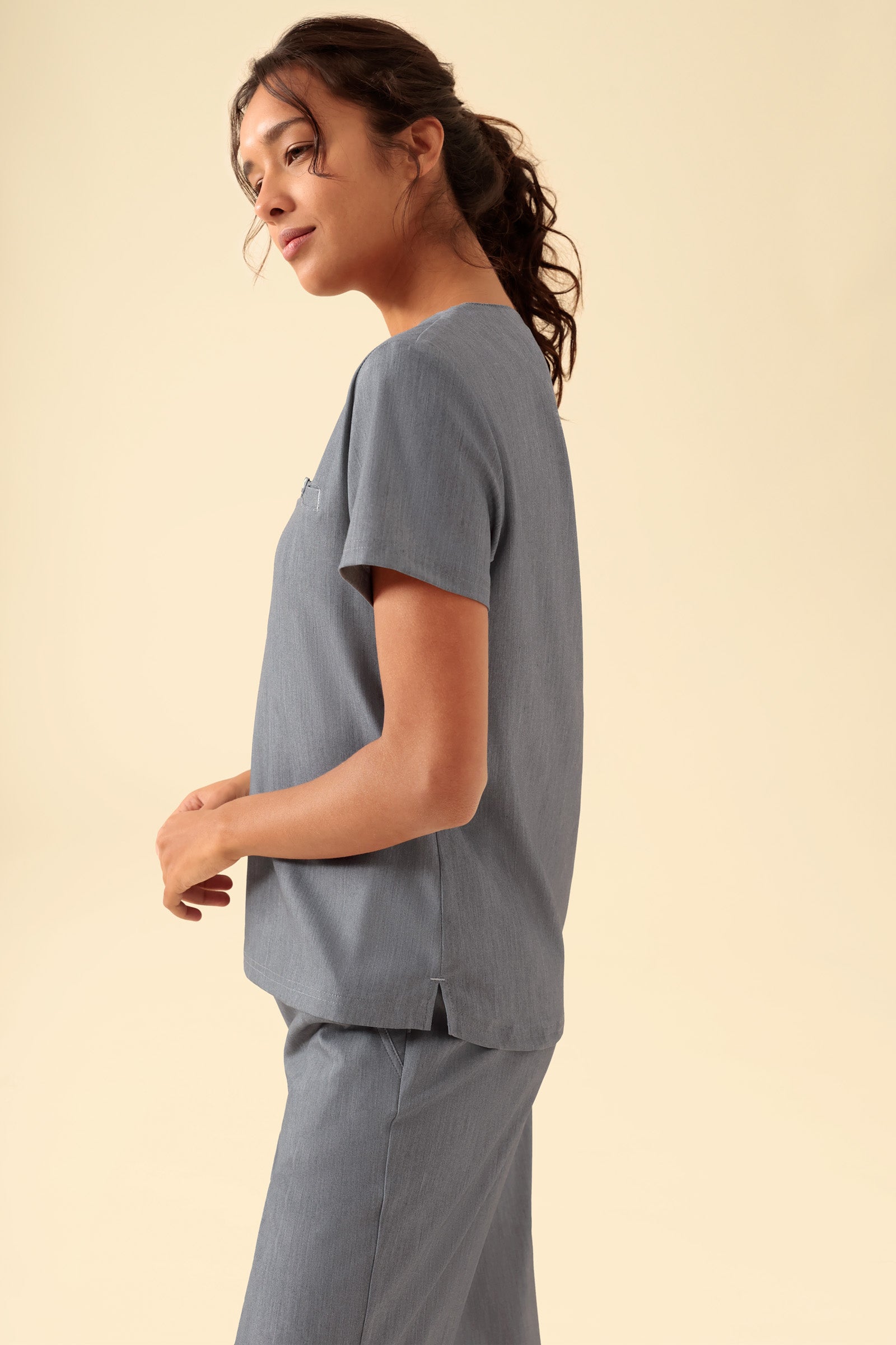 KAERE Shirt Damen - Rundhalsausschnitt grau melange, Rückansicht Das Model ist 176 cm gross und trägt Grösse S