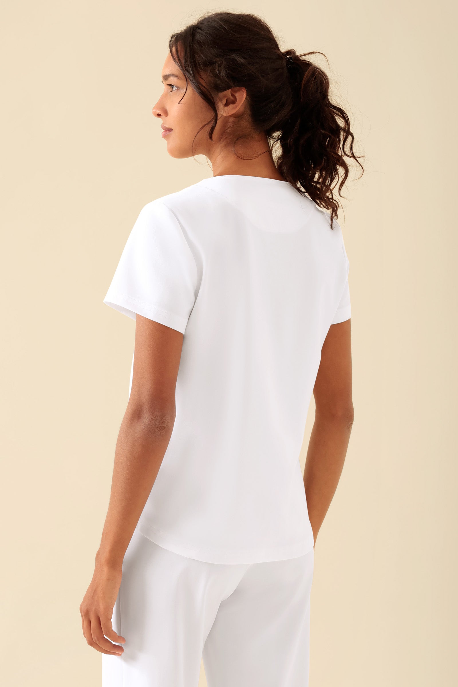 KAERE Shirt Damen - Rundhalsausschnitt weiss, Rückansicht Das Model ist 176 cm gross und trägt Grösse S