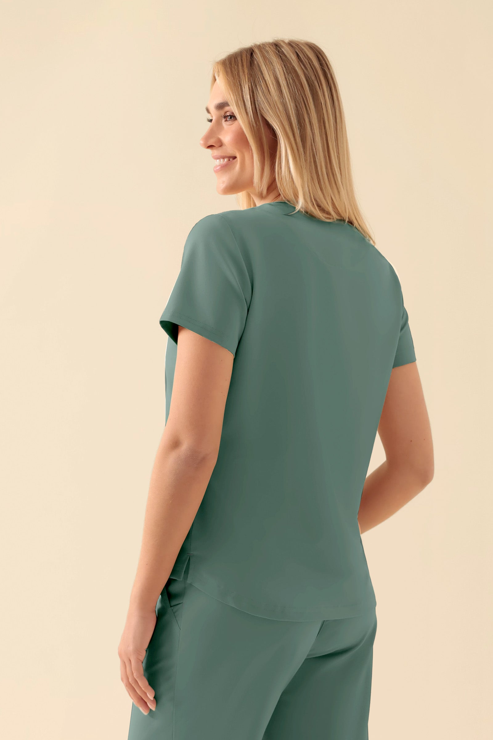 KAERE Shirt Damen - Rundhalsausschnitt dunkelgrün, Rückansicht Das Model ist 177 cm gross und trägt Grösse S
