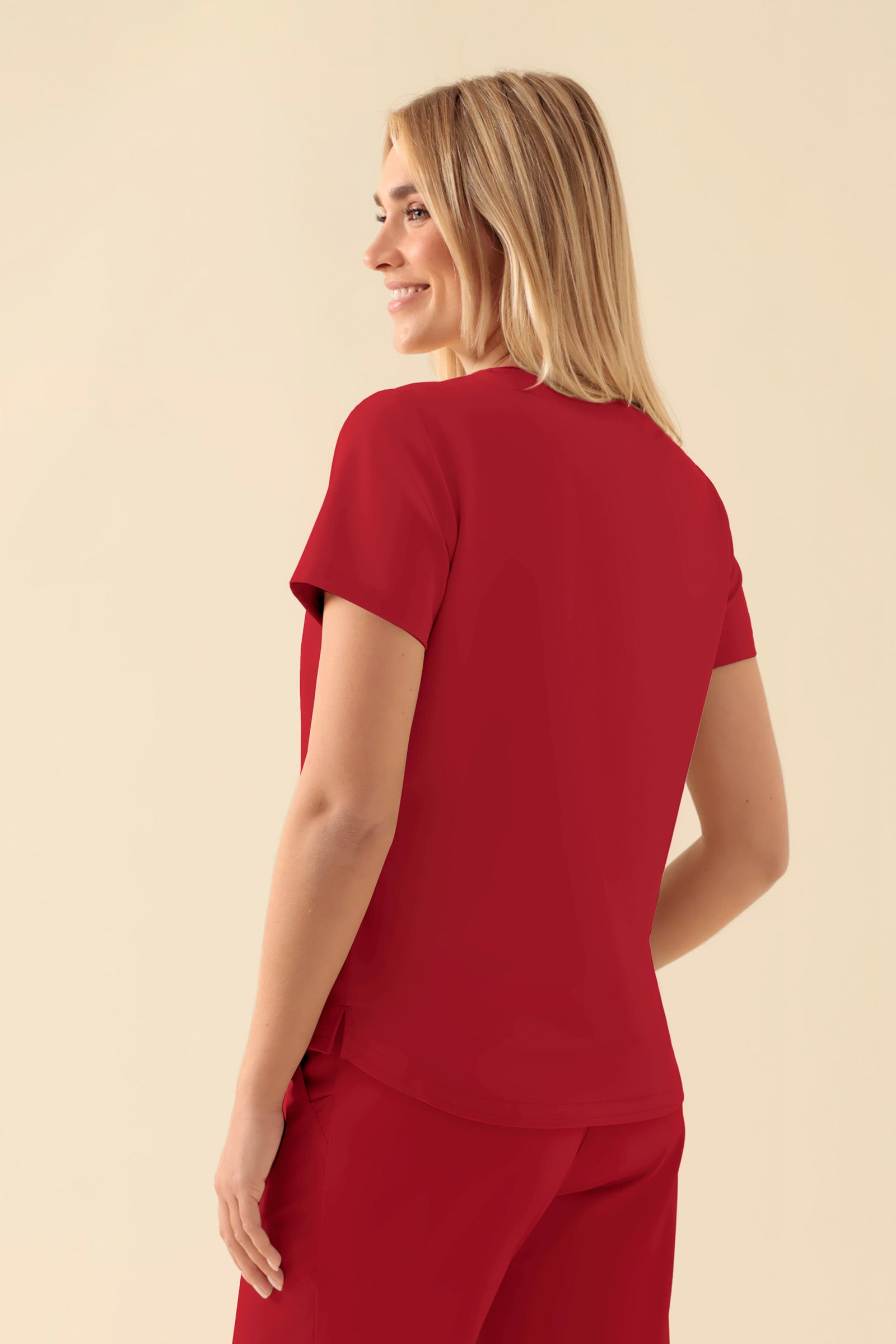 KAERE Shirt Damen - Rundhalsausschnitt rot, Rückansicht Das Model ist 177 cm gross und trägt Grösse S