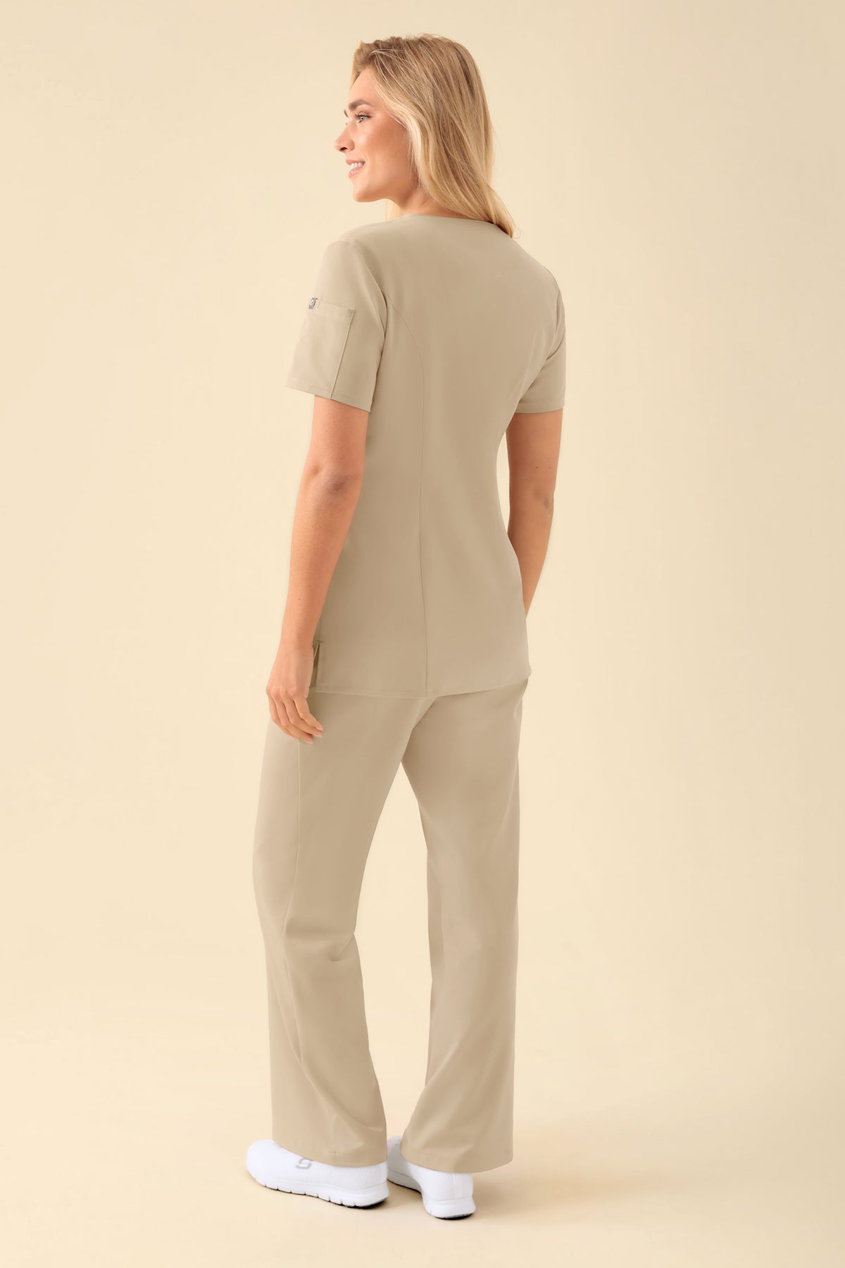 KAERE Kasack Damen - durchgeknöpft sand, Vue de dos Le mannequin mesure 177 cm et porte la taille S