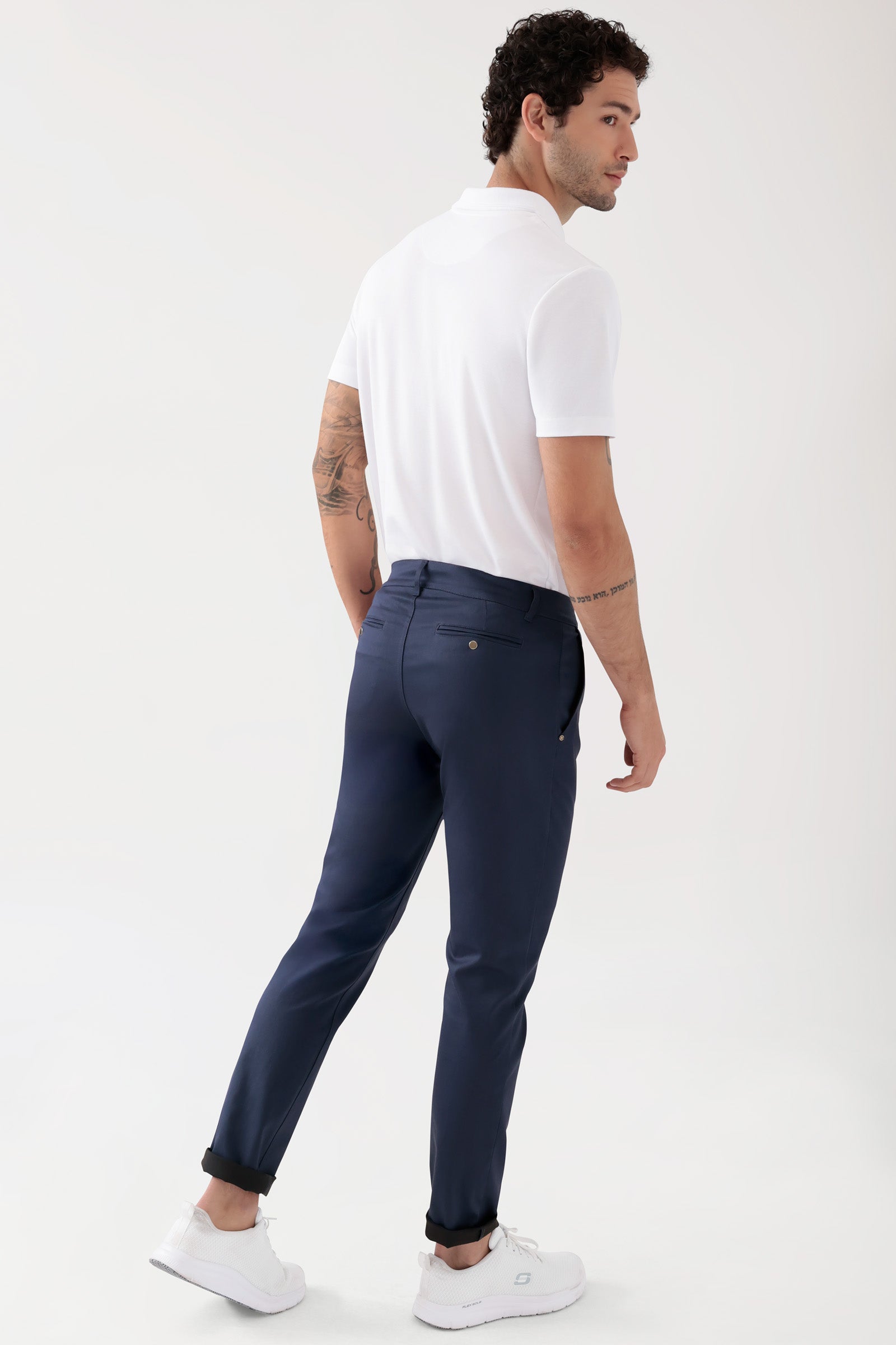 COMFY FLEX Hose Herren - Chino Style navy, Rückansicht Das Model ist 188 cm gross und trägt Grösse 48