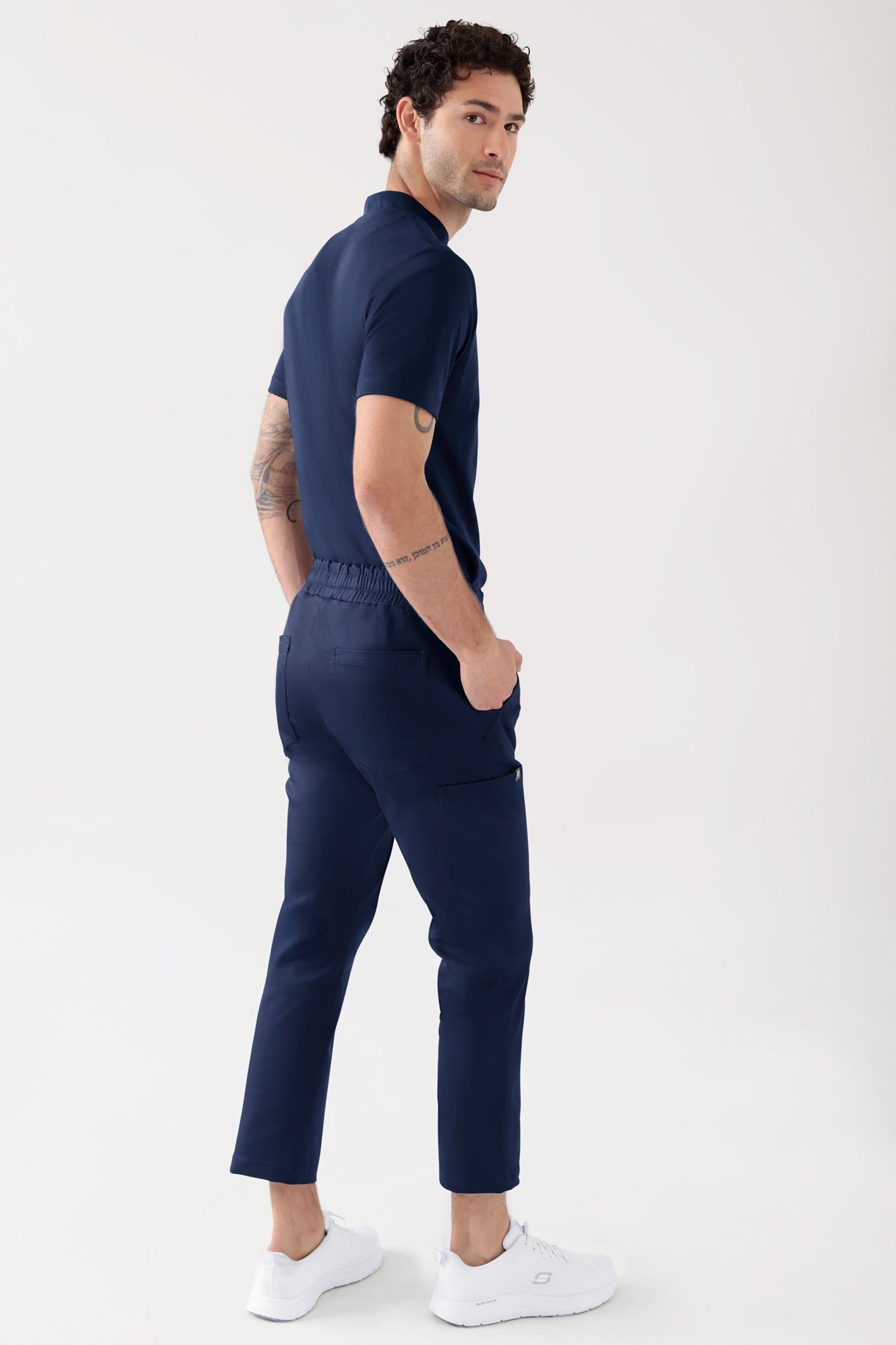 COMFY FLEX Stretch Hose Unisex - 7/8 Länge navy, Rückansicht Das Model ist 188 cm gross und trägt Grösse M