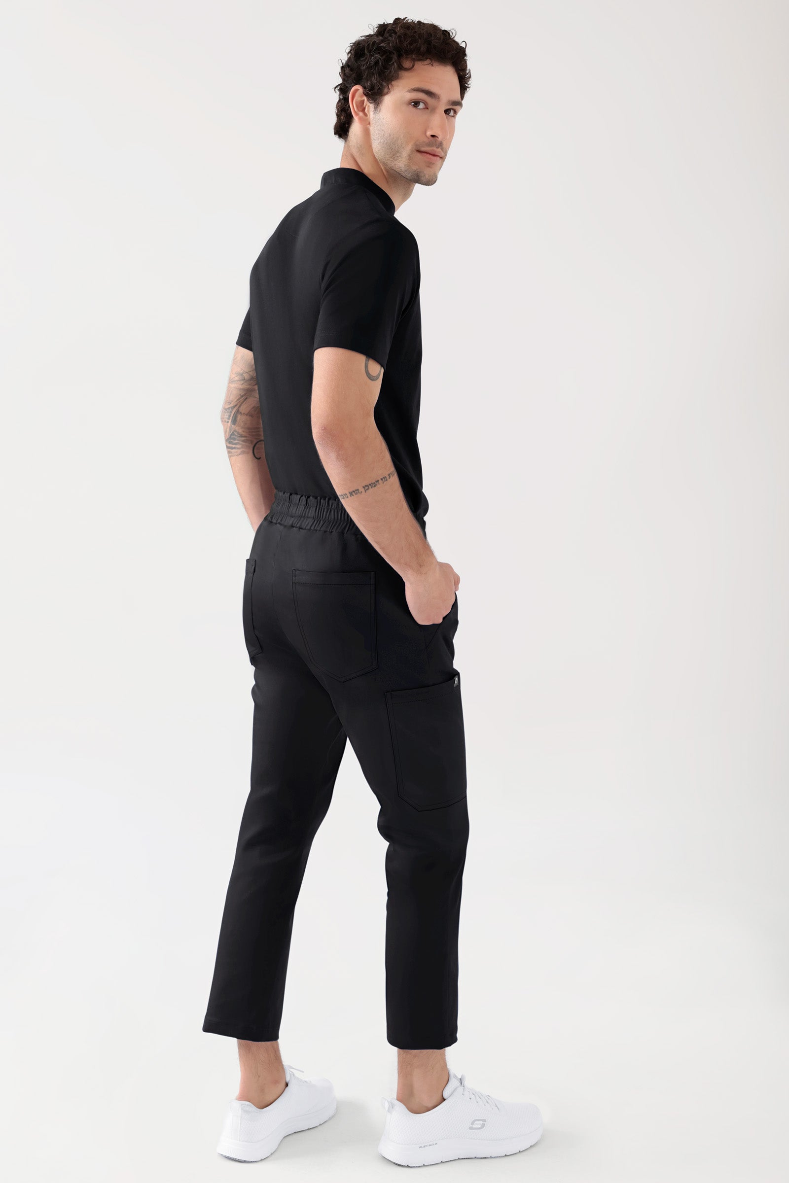 COMFY FLEX Stretch Hose Unisex - 7/8 Länge schwarz, Rückansicht Das Model ist 188 cm gross und trägt Grösse M
