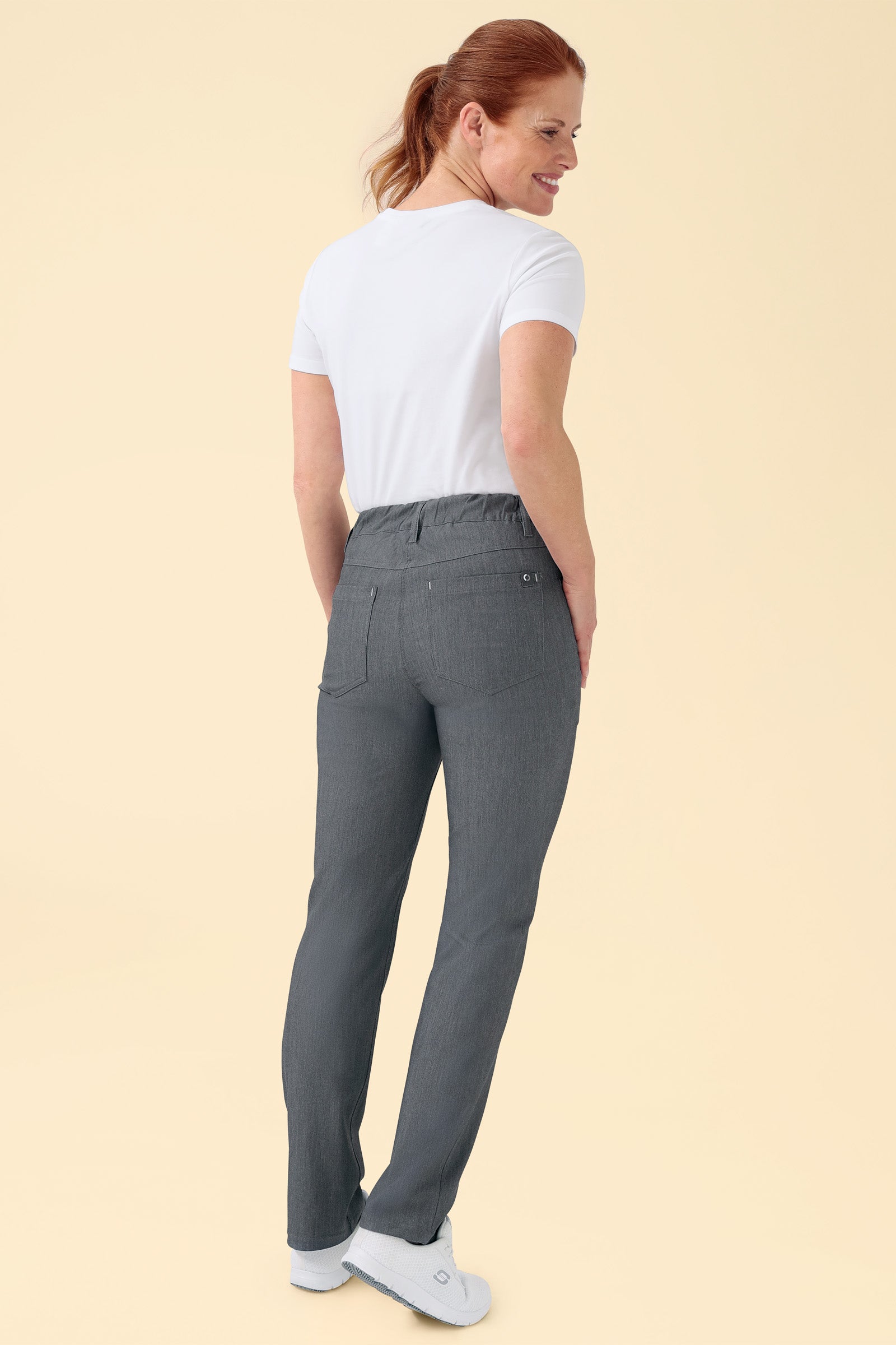 KAERE Hose Damen - 5-Pocket grau melange, Rückansicht Das Model ist 175 cm gross und trägt Grösse S