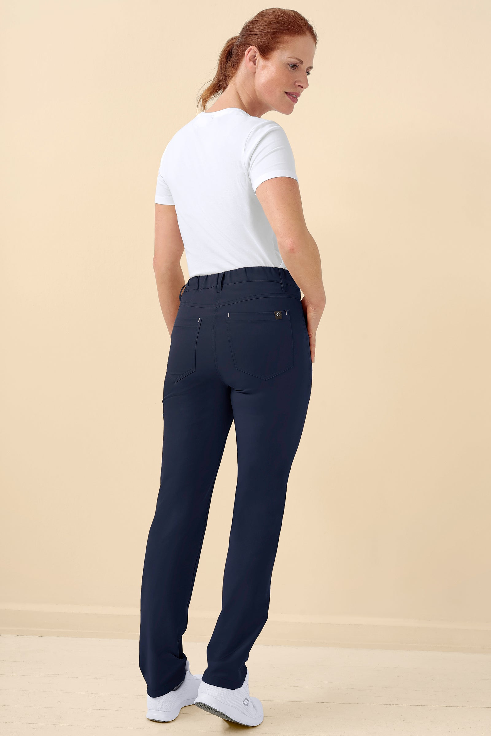 KAERE Hose Damen - 5-Pocket navy, Rückansicht Das Model ist 175 cm gross und trägt Grösse S