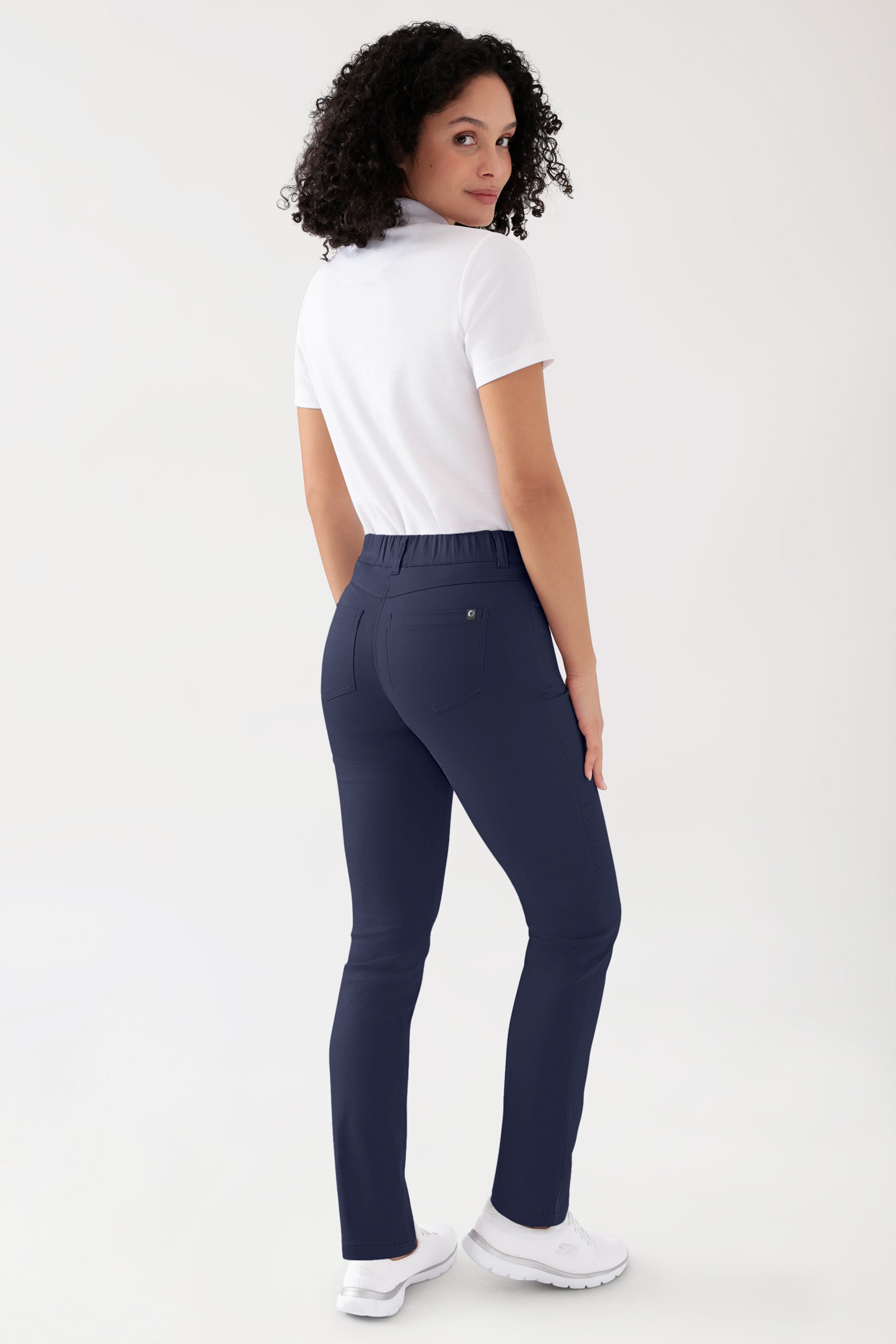 COMFY FLEX 5-Pocket Hose Damen - gerades Bein navy, Rückansicht Das Model ist 176 cm gross und trägt Grösse 36