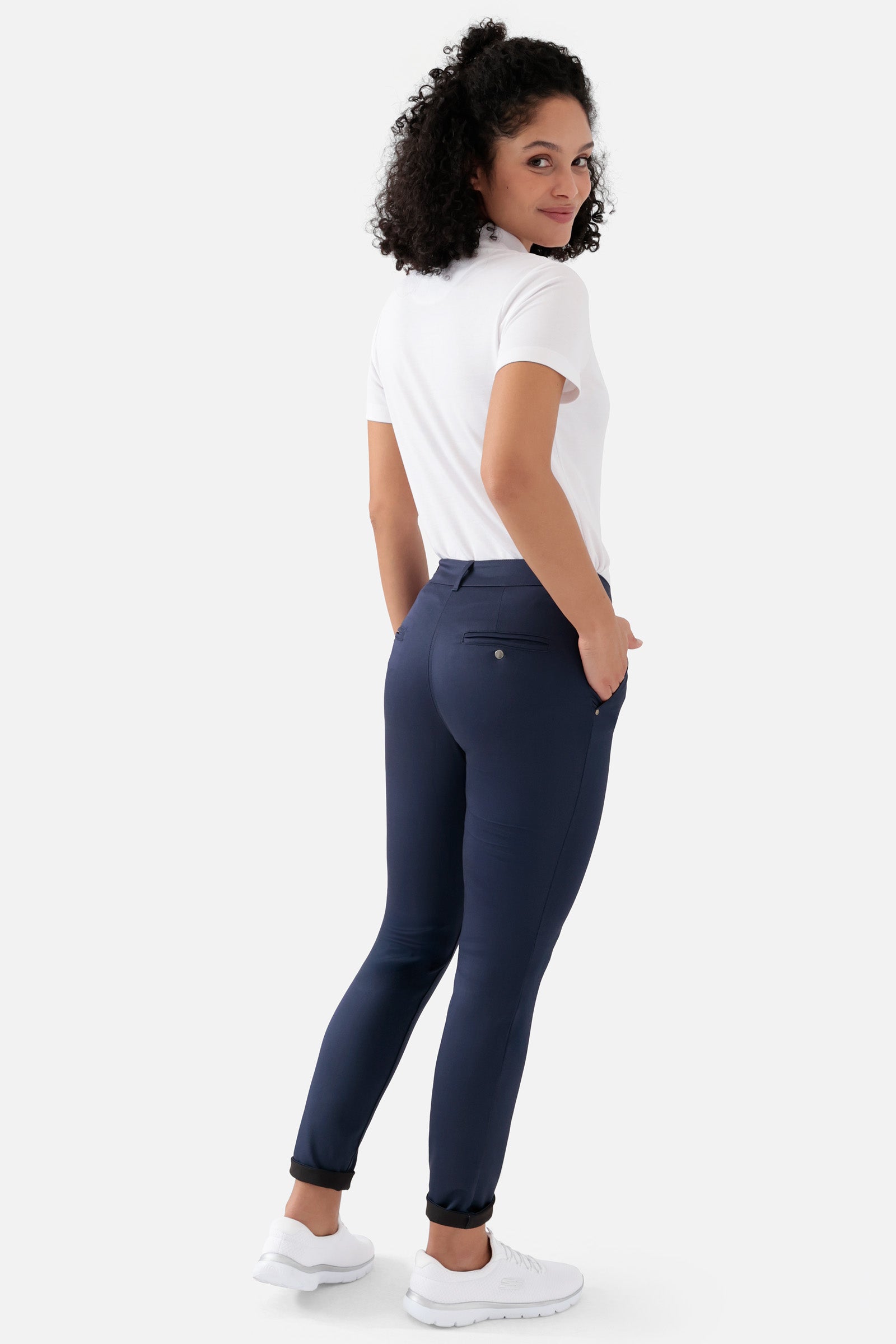 COMFY FLEX Hose Damen - Chino Style navy, Rückansicht Das Model ist 176 cm gross und trägt Grösse 36
