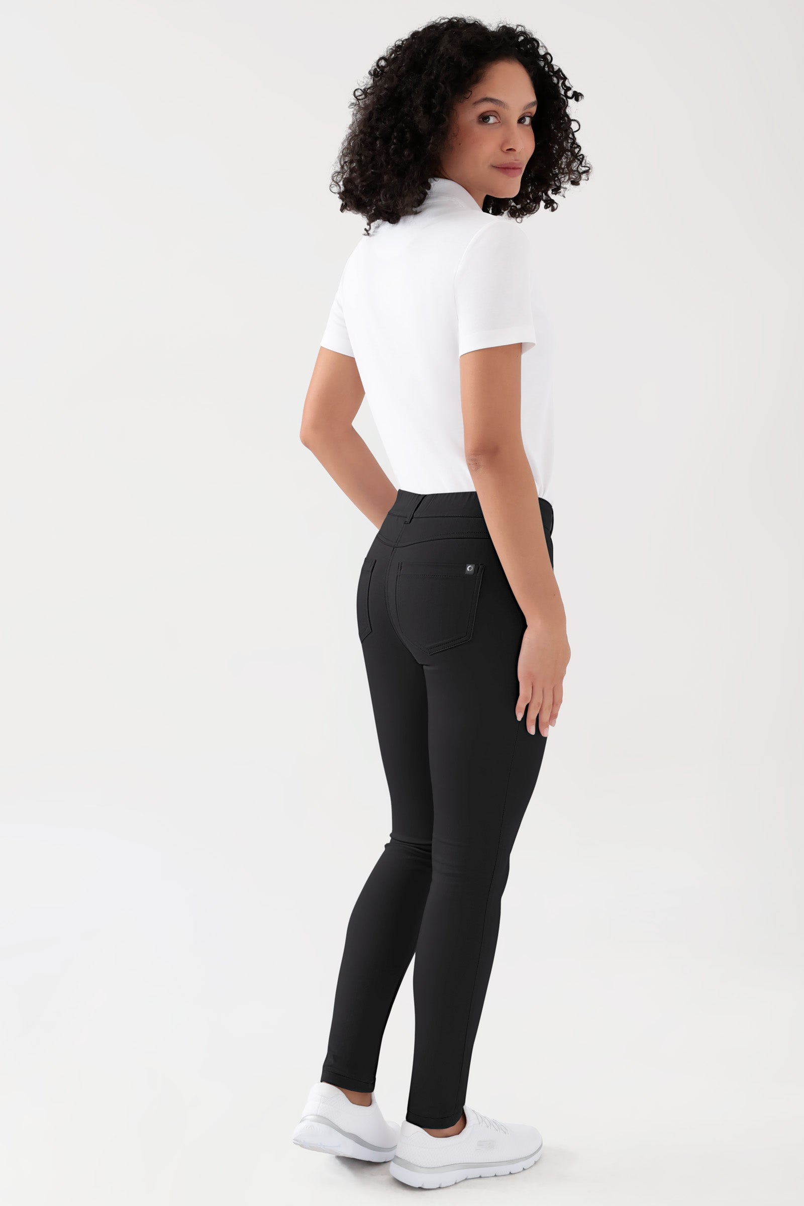 COMFY FLEX 5-Pocket Hose Damen - schlankes Bein schwarz, Rückansicht Das Model ist 176 cm gross und trägt Grösse 36