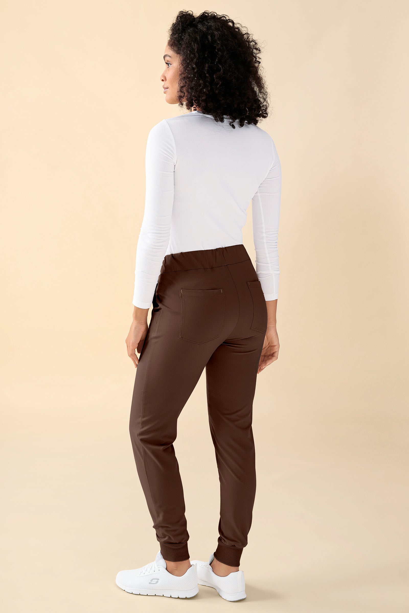 KAERE Hose Damen Normale Grösse - Saumabschluss mit Strickbund coffee, Rückansicht Das Model ist 176 cm gross und trägt Grösse S