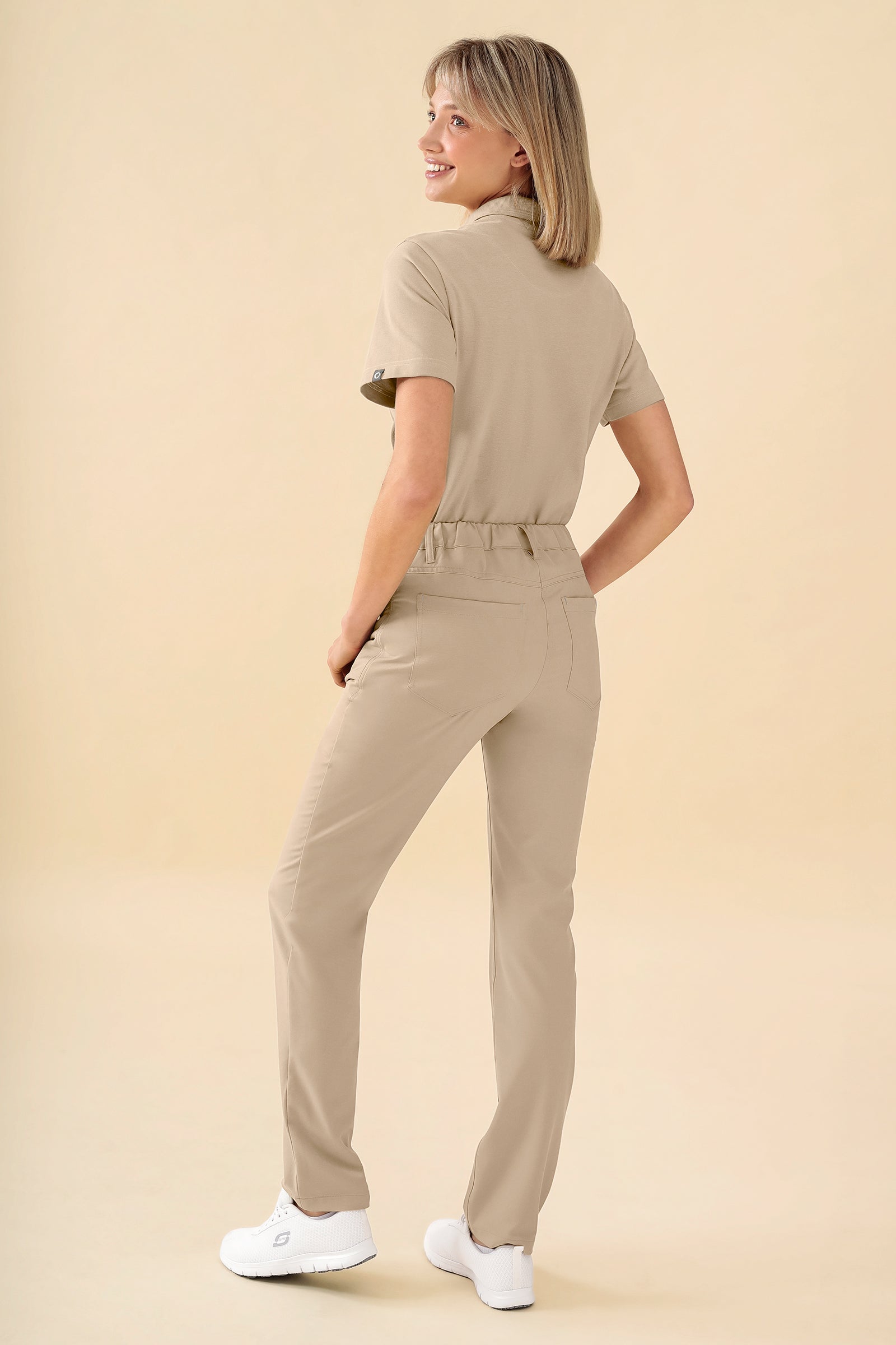 KAERE Hose Damen - 5-Pocket sand, Rückansicht Das Model ist 176 cm gross und trägt Grösse S