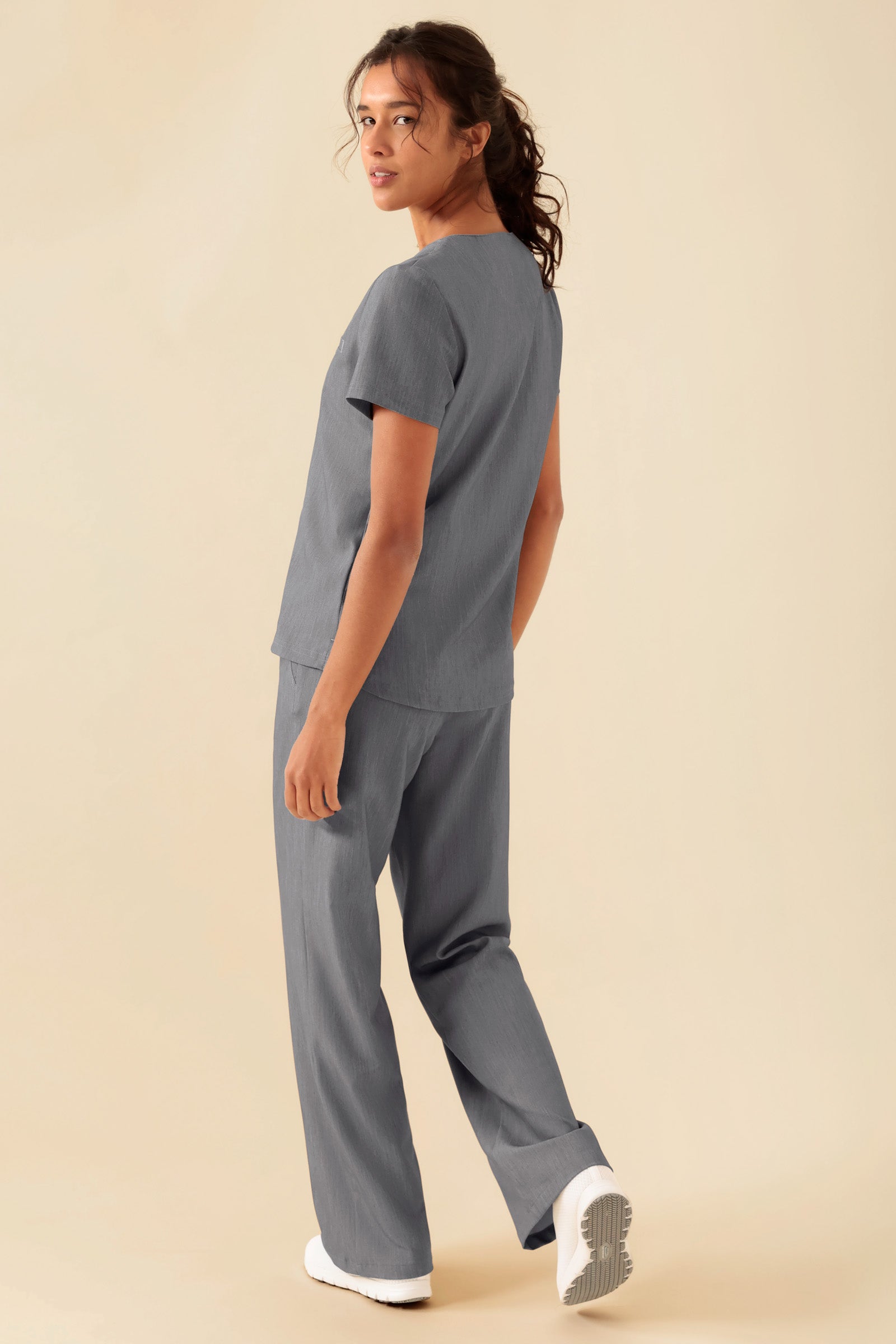 KAERE Shirt Damen - Rundhalsausschnitt grau melange, Rückansicht Das Model ist 176 cm gross und trägt Grösse S