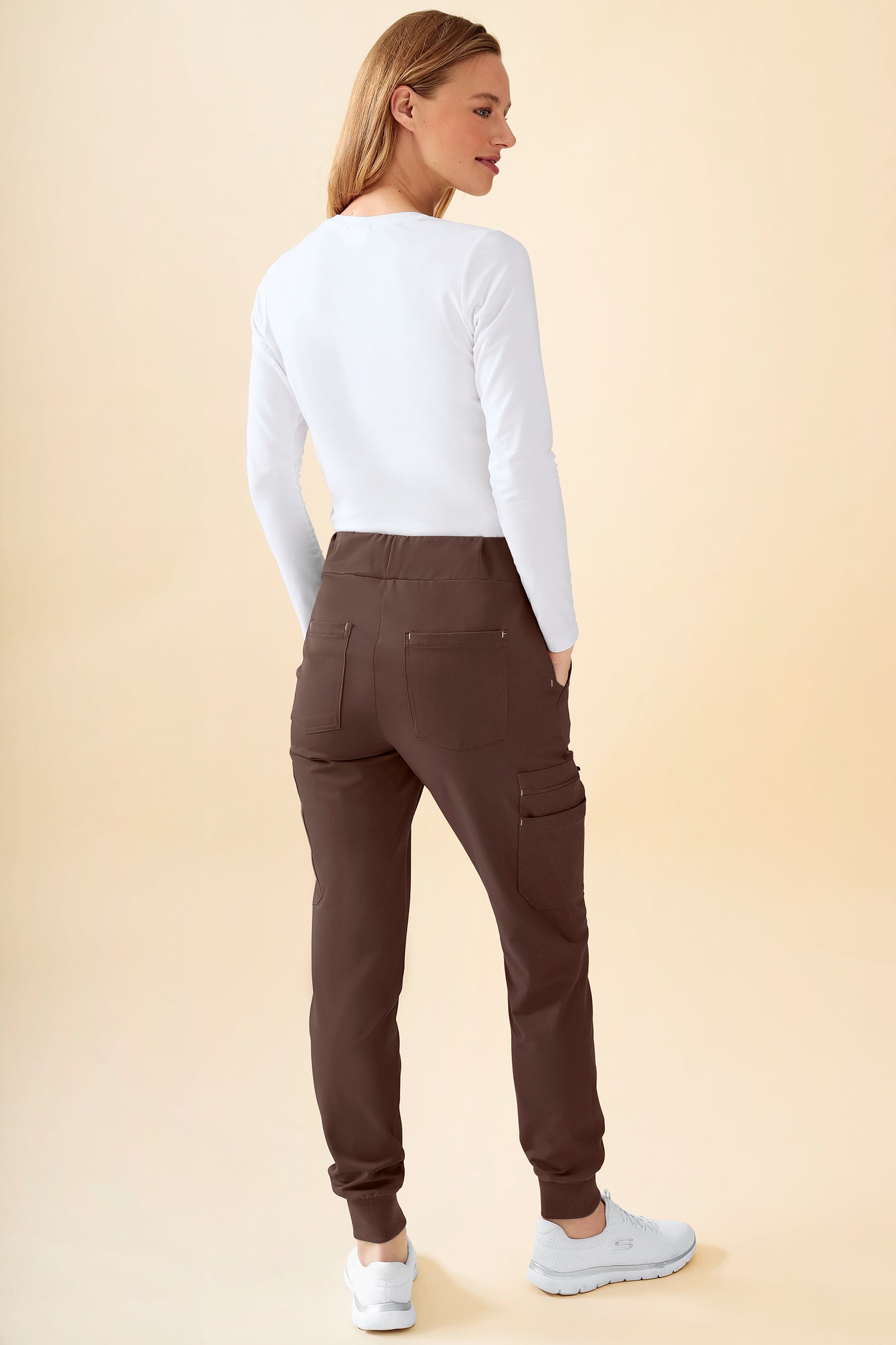 KAERE Hose Damen - Saumbündchen mit Beintaschen coffee, Rückansicht Das Model ist 177 cm gross und trägt Grösse S