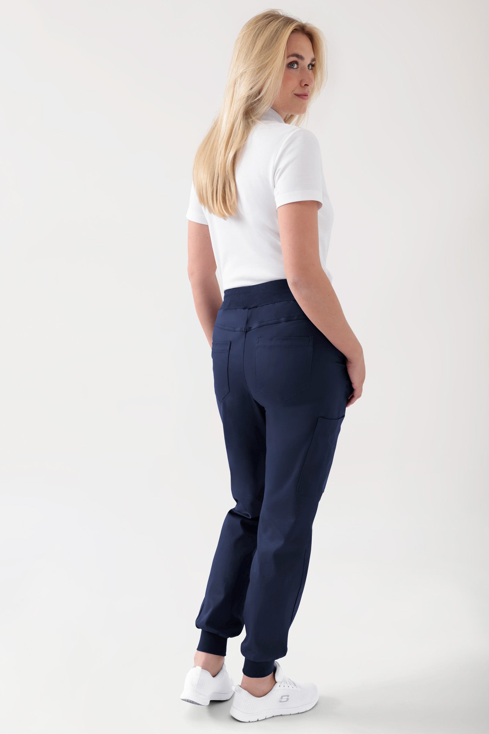 COMFY FLEX Hose Damen - Jogpants navy, Rückansicht Das Model ist 177 cm gross und trägt Grösse S