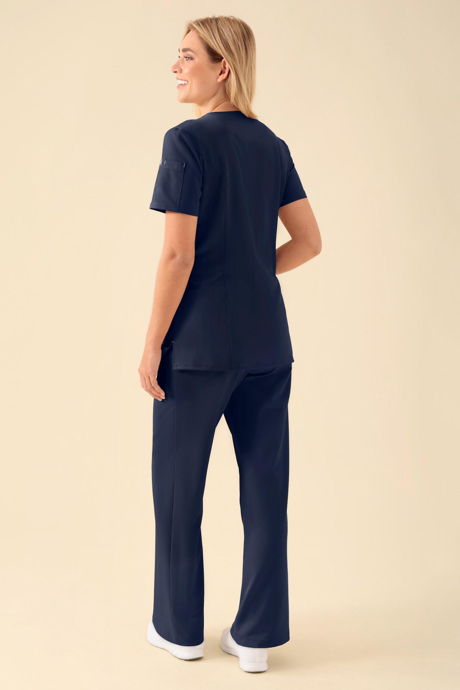 KAERE Kasack Damen - durchgeknöpft navy, Rückansicht Das Model ist 177 cm gross und trägt Grösse S