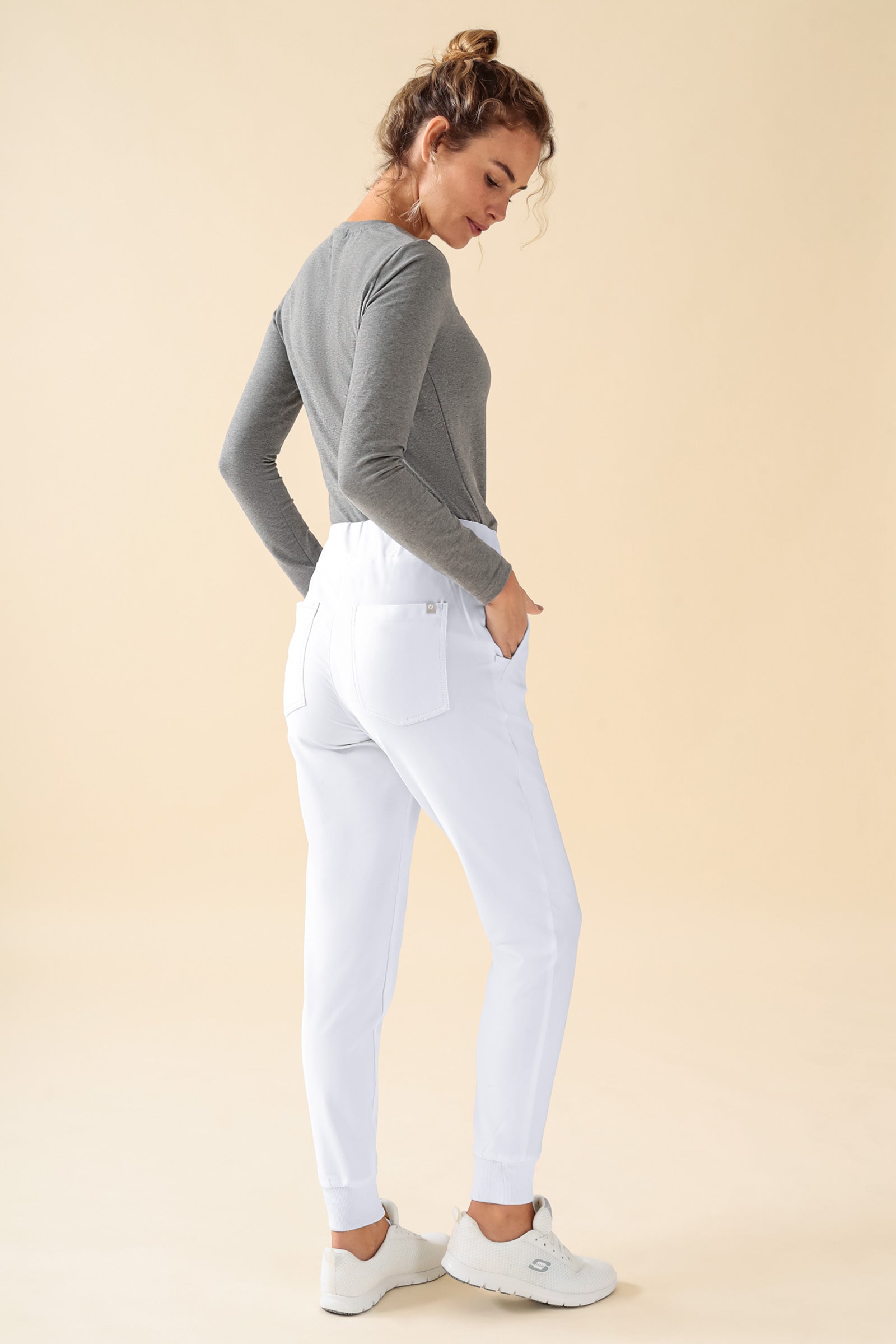 KAERE Hose Damen - Saumbündchen ohne Beintaschen weiss, Rückansicht Das Model ist 180 cm gross und trägt Grösse S
