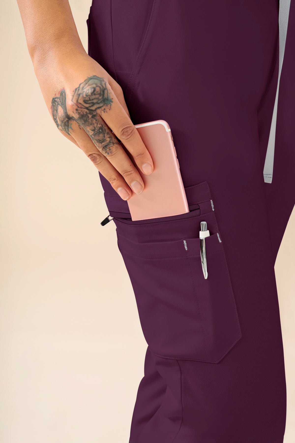 KAERE Hose Damen - gerader Saum mit Beintaschen pflaume