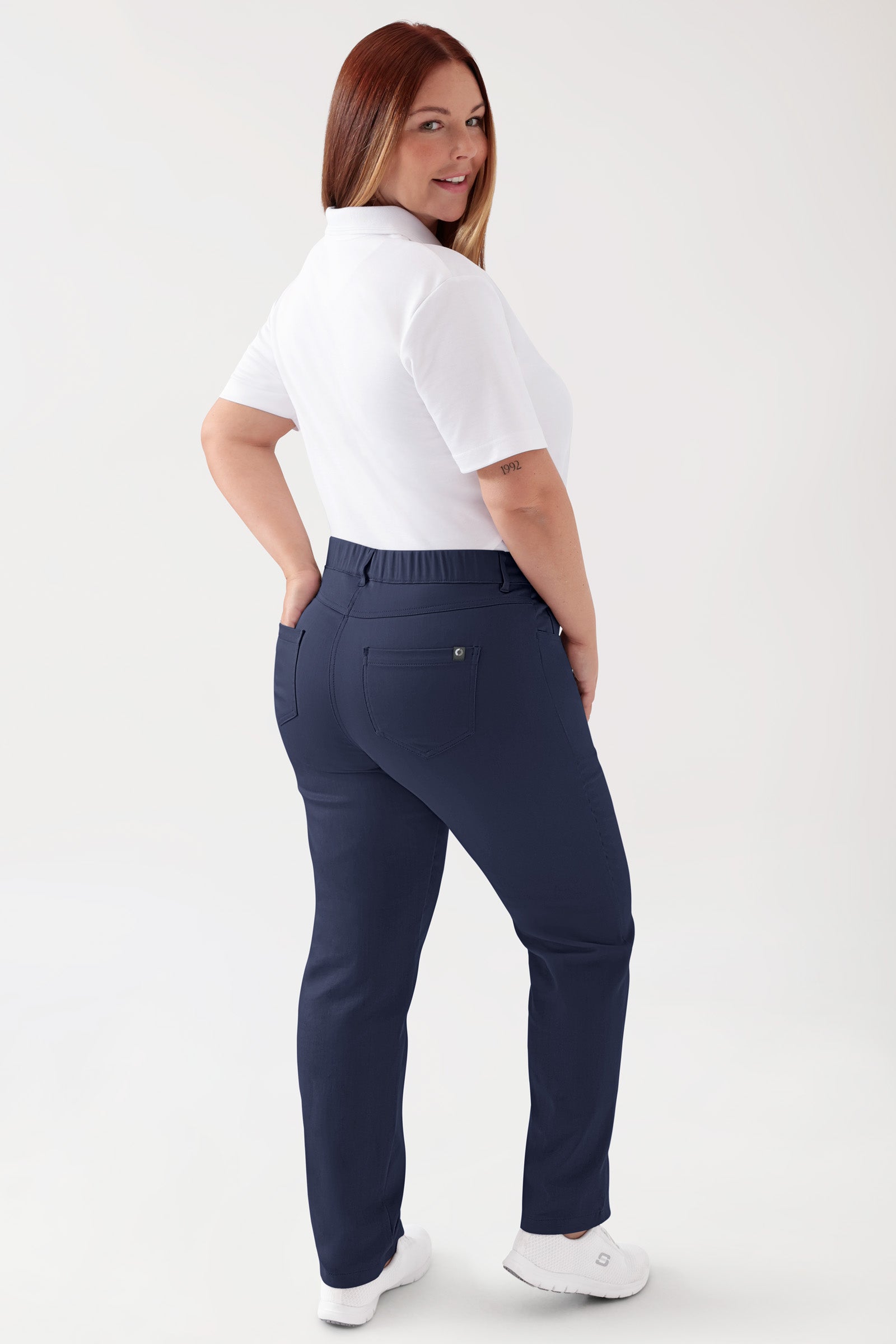 COMFY FLEX 5-Pocket Hose Damen - gerades Bein navy, Vorderansicht Das Model ist 173 cm gross und trägt Grösse 46