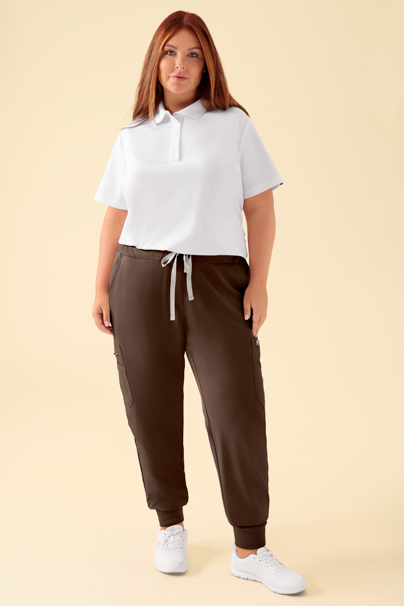 KAERE Hose Damen - Saumbündchen mit Beintaschen coffee, Vorderansicht Das Model ist 173 cm gross und trägt Grösse XL