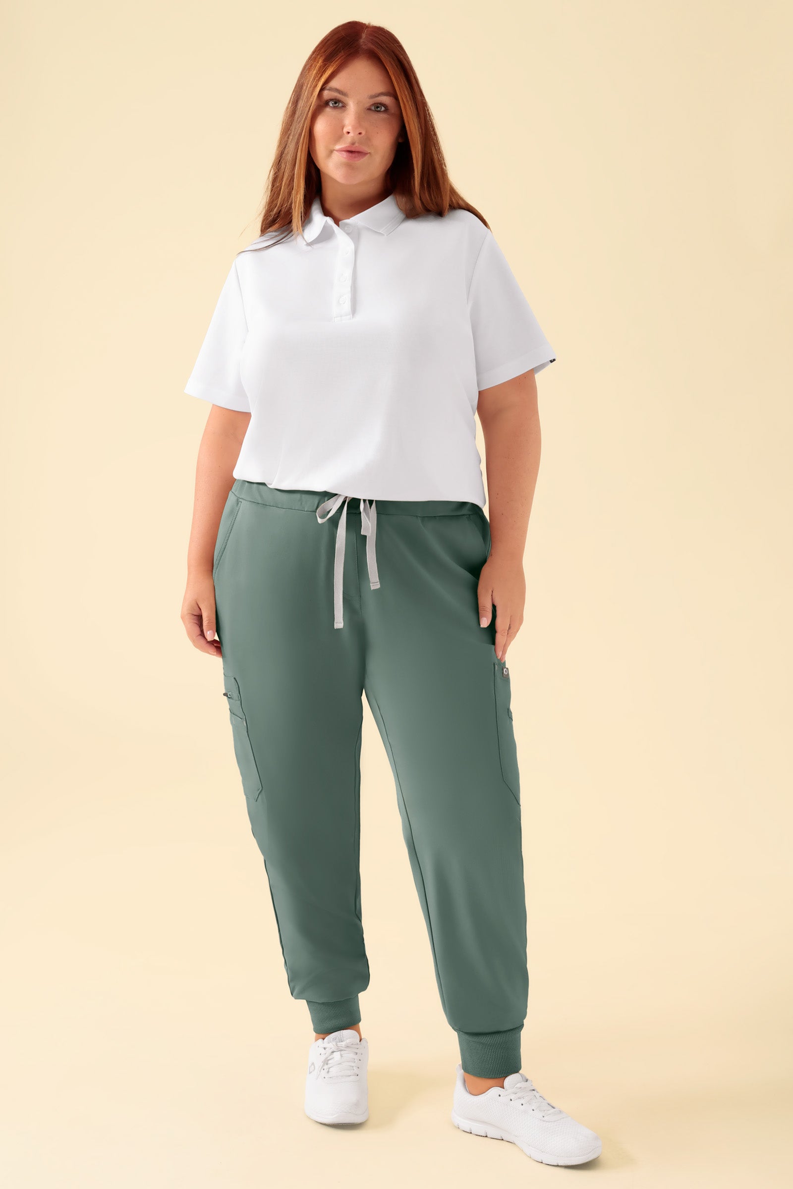 KAERE Hose Damen - Saumbündchen mit Beintaschen dunkelgrün, Vorderansicht Das Model ist 173 cm gross und trägt Grösse XL