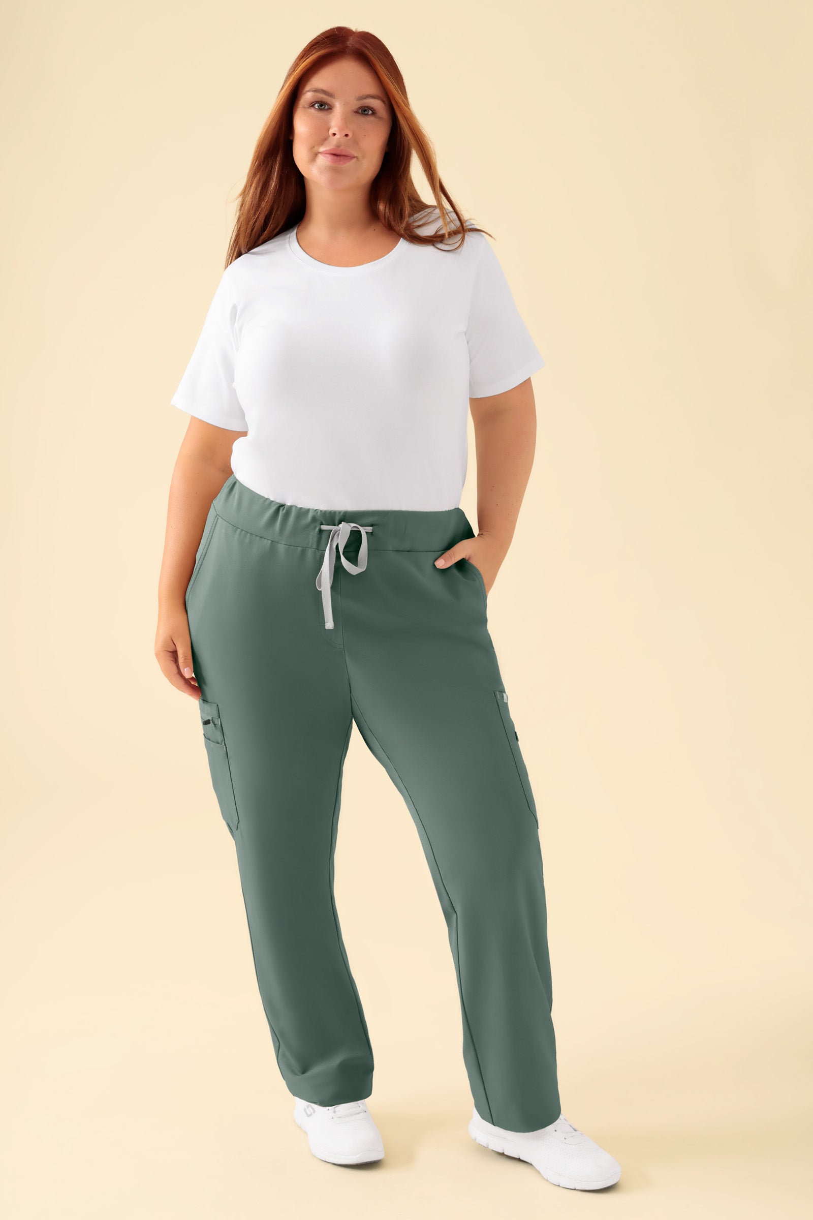 KAERE Hose Damen - gerader Saum mit Beintaschen dunkelgrün, Vorderansicht Das Model ist 173 cm gross und trägt Grösse XL