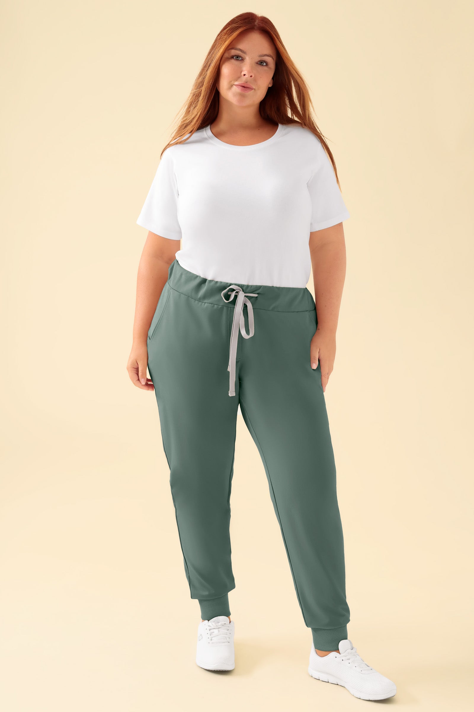 KAERE Hose Damen - Saumbündchen ohne Beintaschen dunkelgrün, Vorderansicht Das Model ist 173 cm gross und trägt Grösse XL