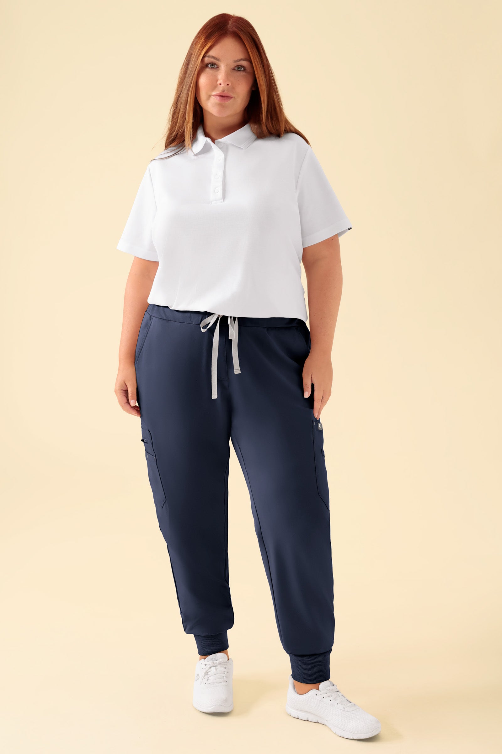 KAERE Hose Damen - Saumbündchen mit Beintaschen navy, Vorderansicht Das Model ist 173 cm gross und trägt Grösse XL