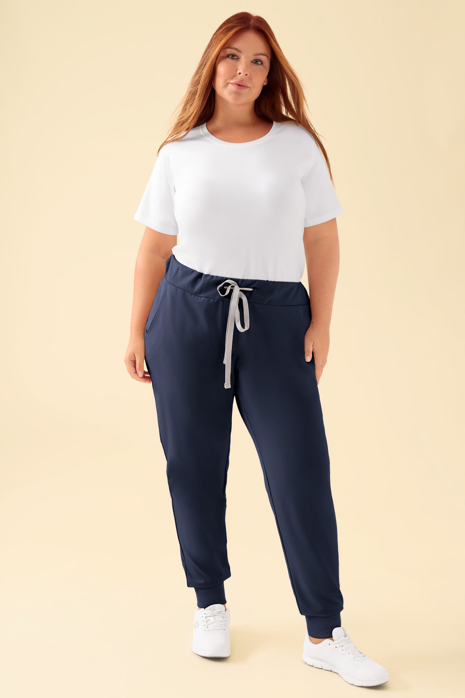 KAERE Hose Damen - Saumbündchen ohne Beintaschen navy, Vorderansicht Das Model ist 173 cm gross und trägt Grösse XL