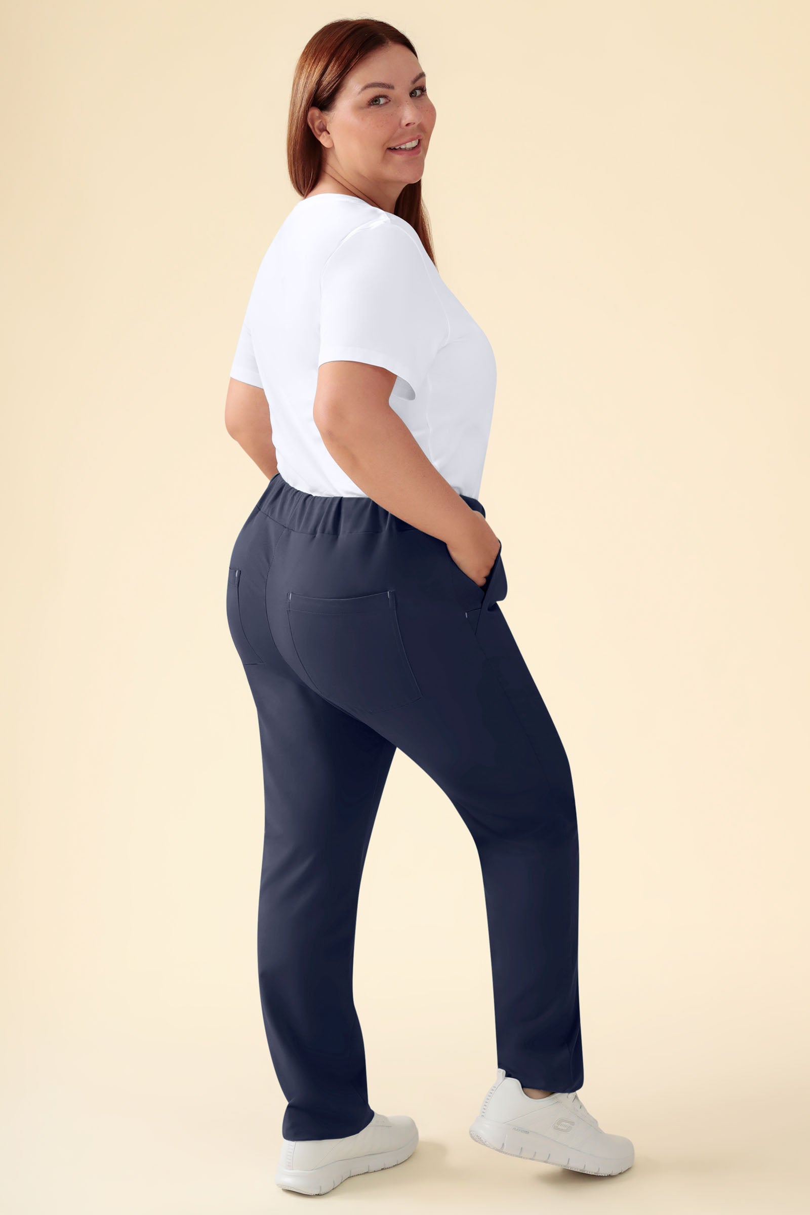 KAERE Hose Damen - gerader Saum ohne Beintaschen navy, Vorderansicht Das Model ist 173 cm gross und trägt Grösse XL
