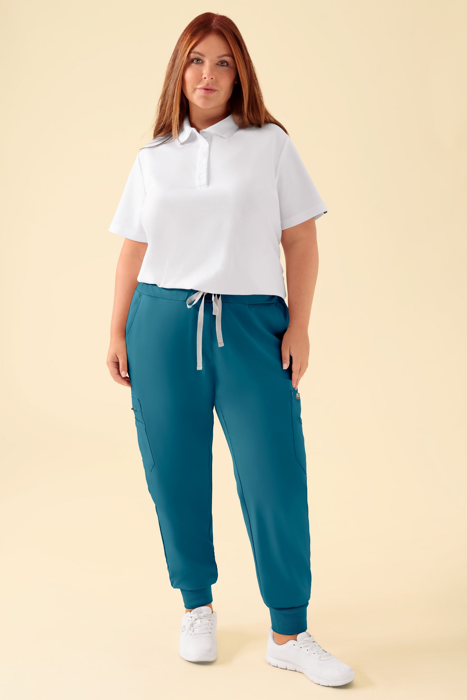KAERE Hose Damen - Saumbündchen mit Beintaschen petrol, Vorderansicht Das Model ist 173 cm gross und trägt Grösse XL