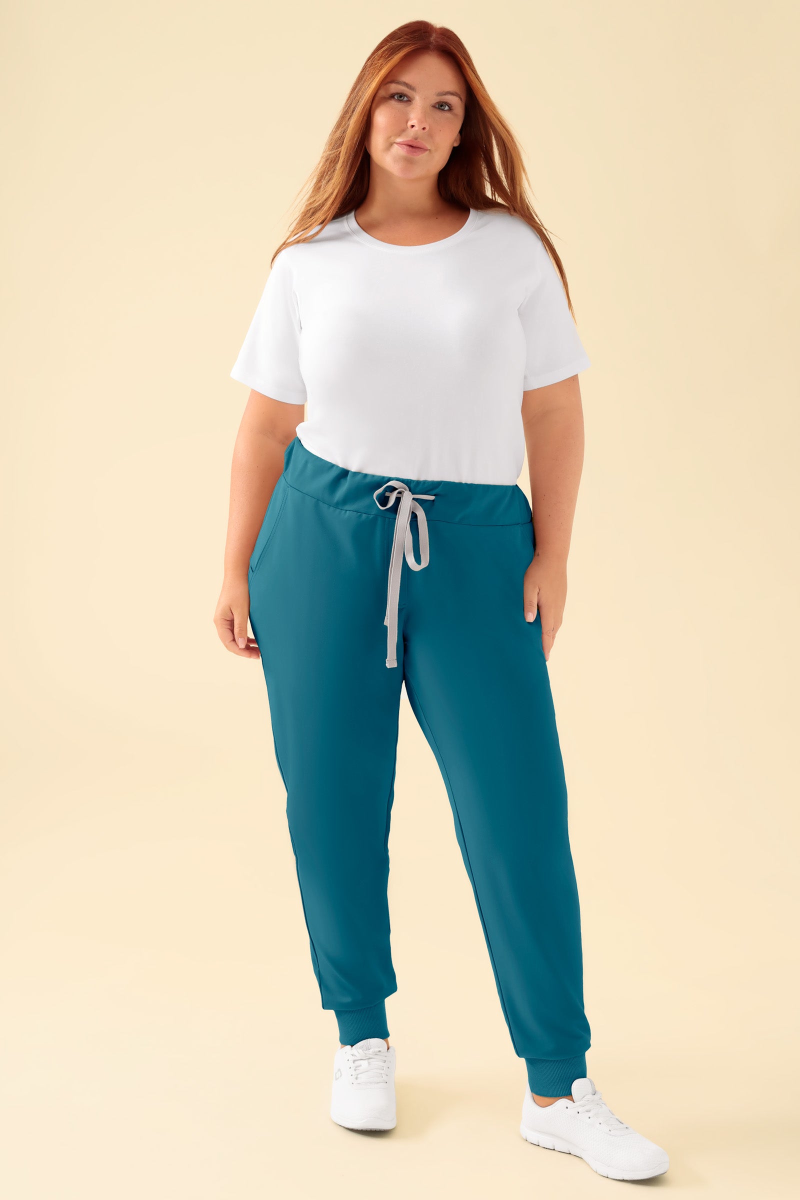 KAERE Hose Damen - Saumbündchen ohne Beintaschen petrol, Vorderansicht Das Model ist 173 cm gross und trägt Grösse XL