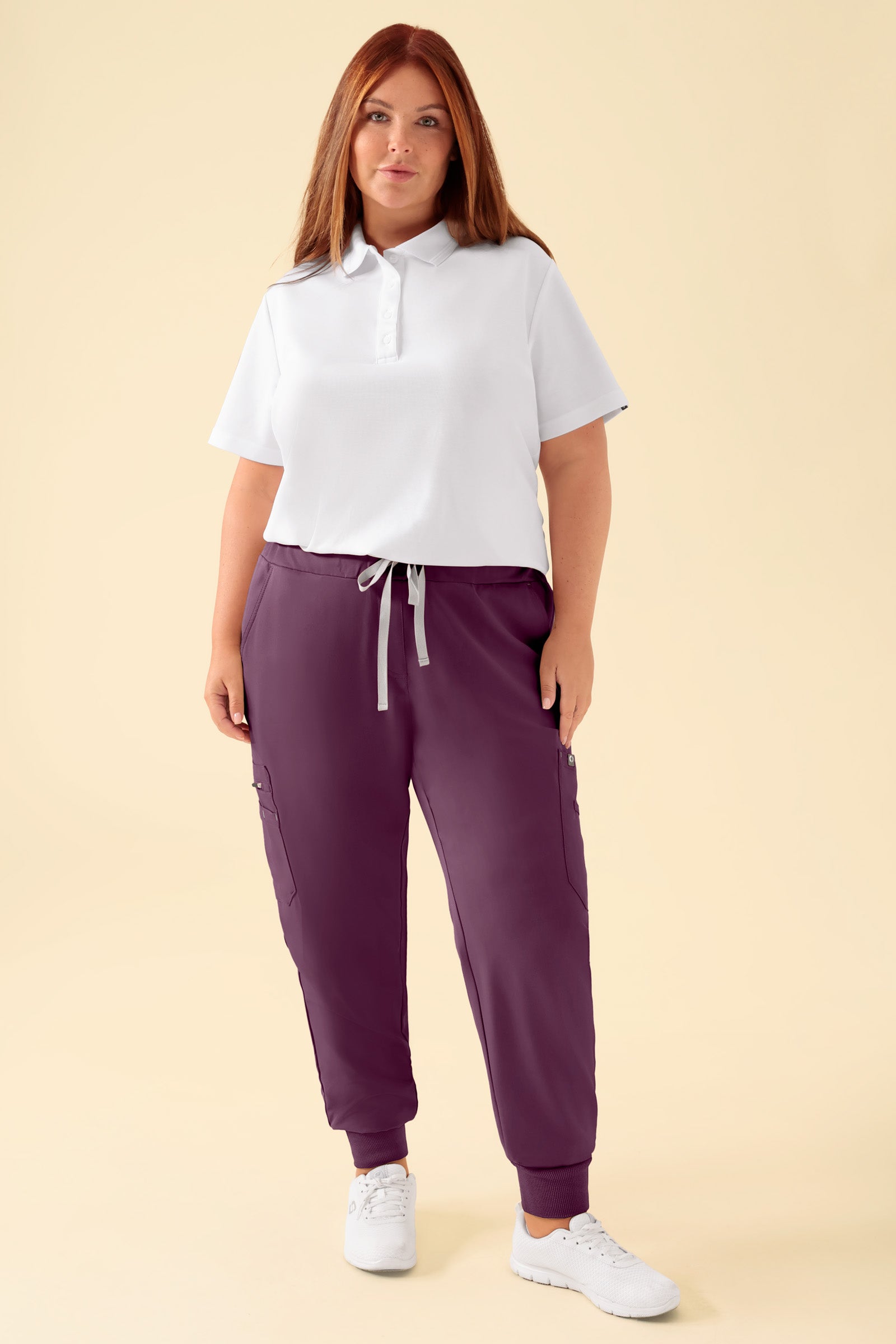 KAERE Hose Damen - Saumbündchen mit Beintaschen pflaume, Vorderansicht Das Model ist 173 cm gross und trägt Grösse XL