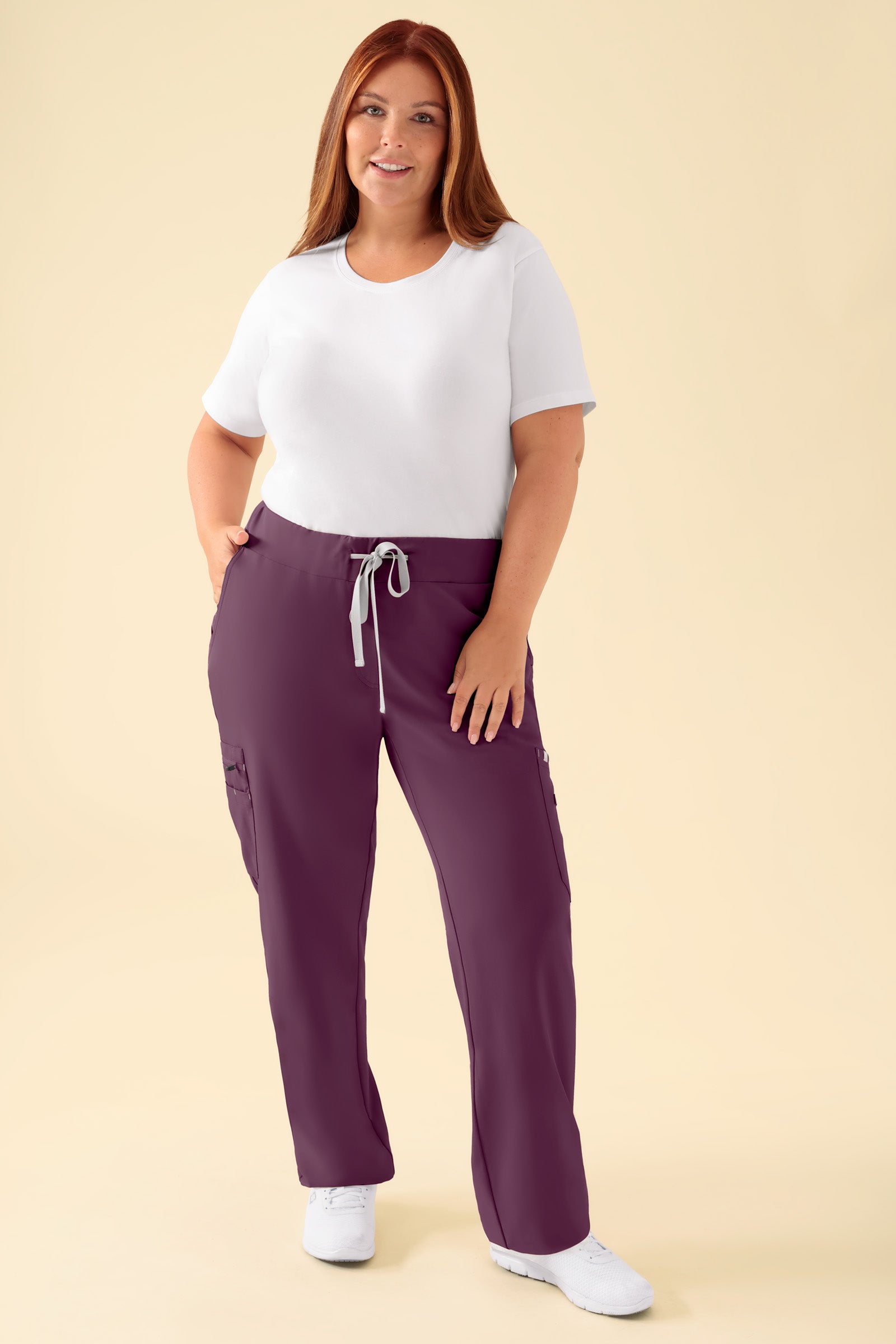 KAERE Hose Damen - gerader Saum mit Beintaschen pflaume, Vorderansicht Das Model ist 173 cm gross und trägt Grösse XL