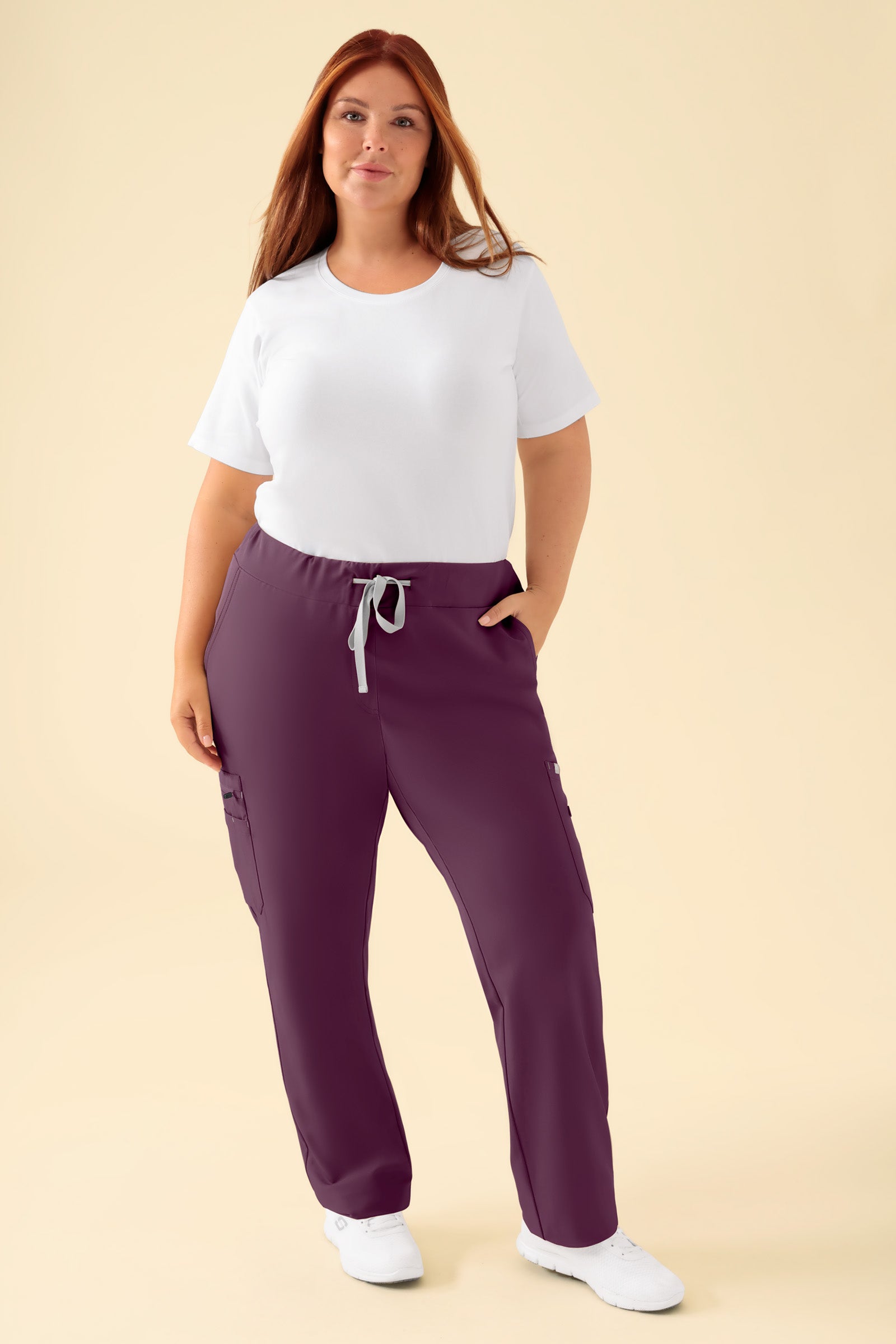 KAERE Hose Damen - gerader Saum mit Beintaschen pflaume, Vorderansicht Das Model ist 173 cm gross und trägt Grösse XL