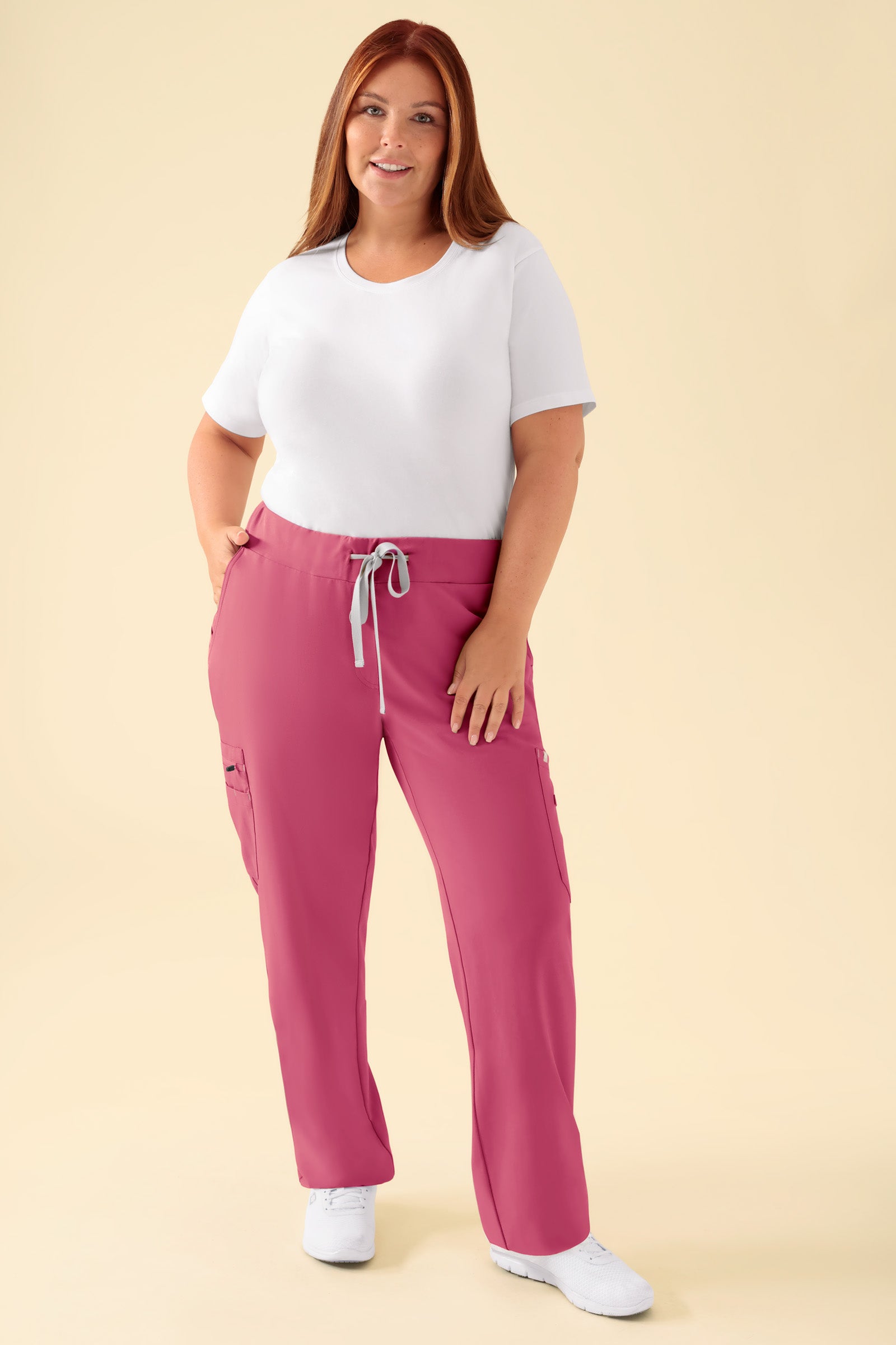 KAERE Hose Damen - gerader Saum mit Beintaschen rosenholz, Vorderansicht Das Model ist 173 cm gross und trägt Grösse XL