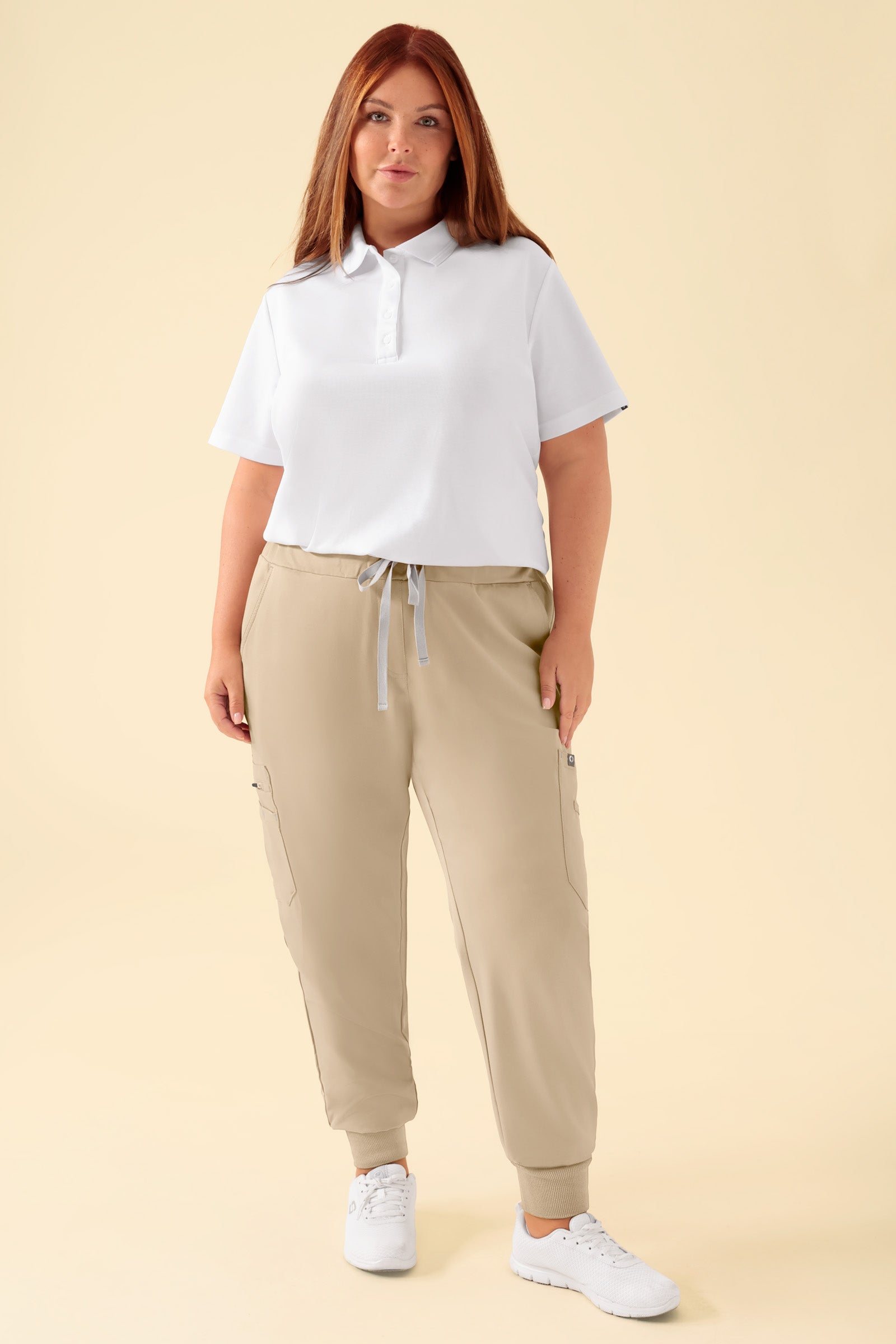 KAERE Hose Damen - Saumbündchen mit Beintaschen sand, Vorderansicht Das Model ist 173 cm gross und trägt Grösse XL