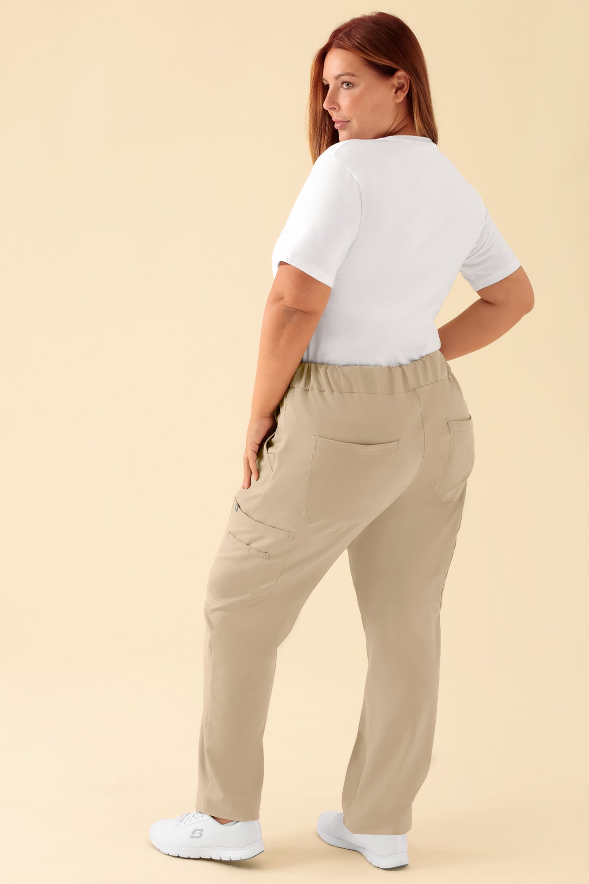 KAERE Hose Damen - gerader Saum mit Beintaschen sand, Vorderansicht Das Model ist 173 cm gross und trägt Grösse XL